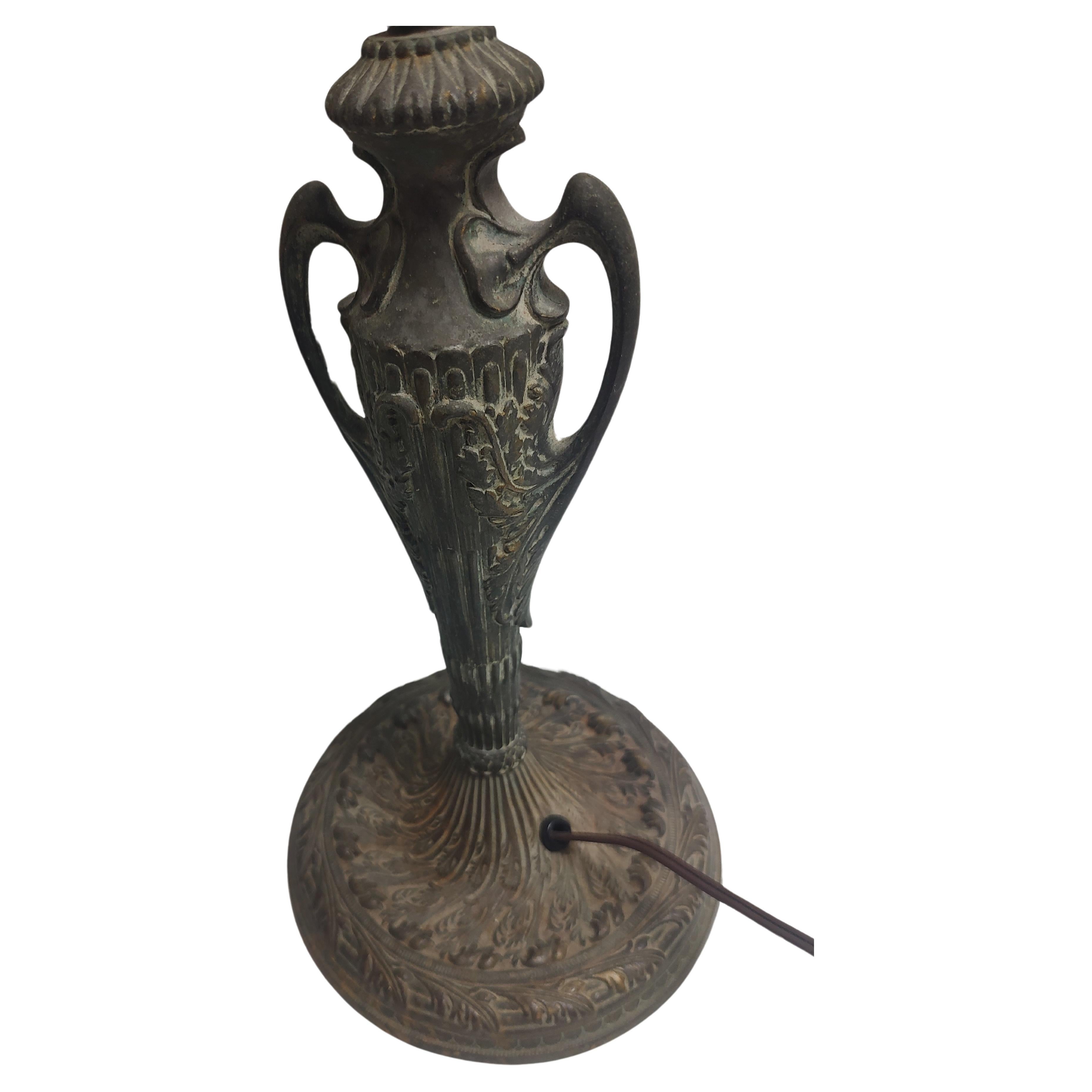 Lámpara de sobremesa de bronce con paneles de vidrio de escoria curvado de principios del siglo XX, estilo de Handel Vaciado en venta