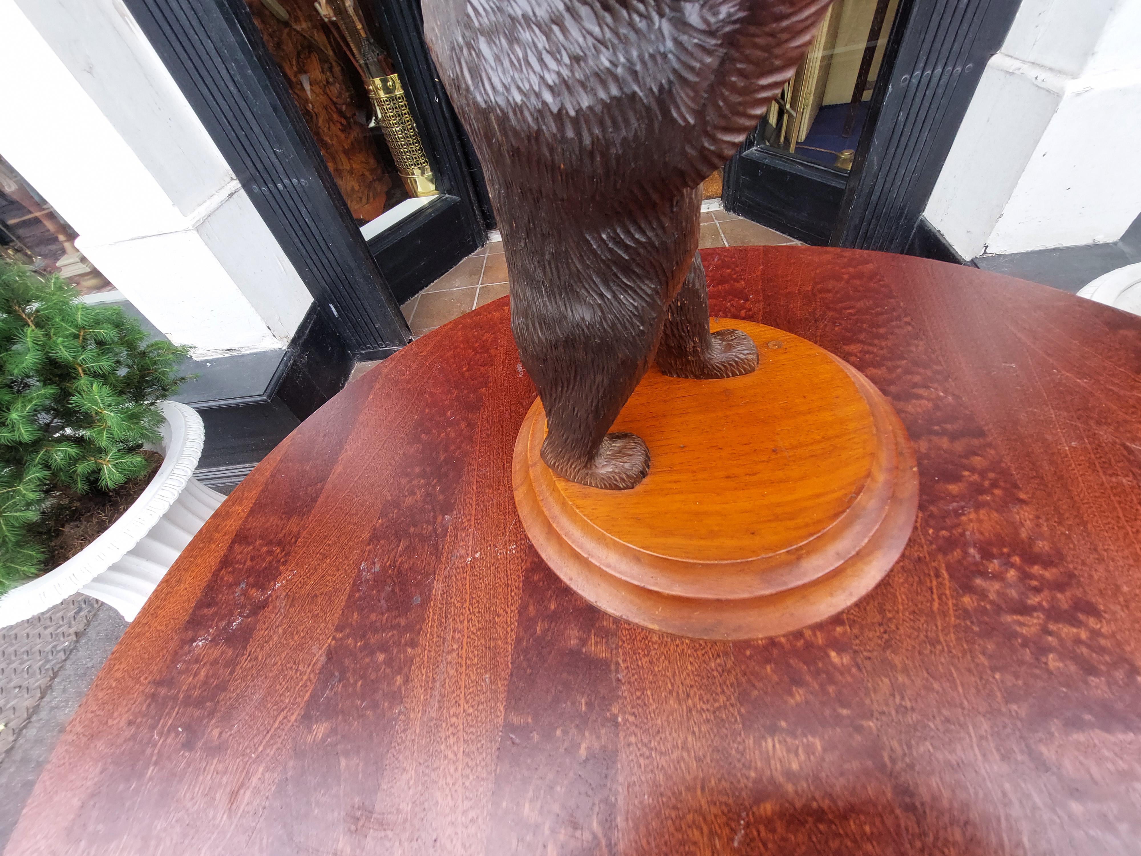 Lámpara de mesa de tilo con oso Black Forest de principios del siglo XX en Bueno estado para la venta en Altrincham, GB