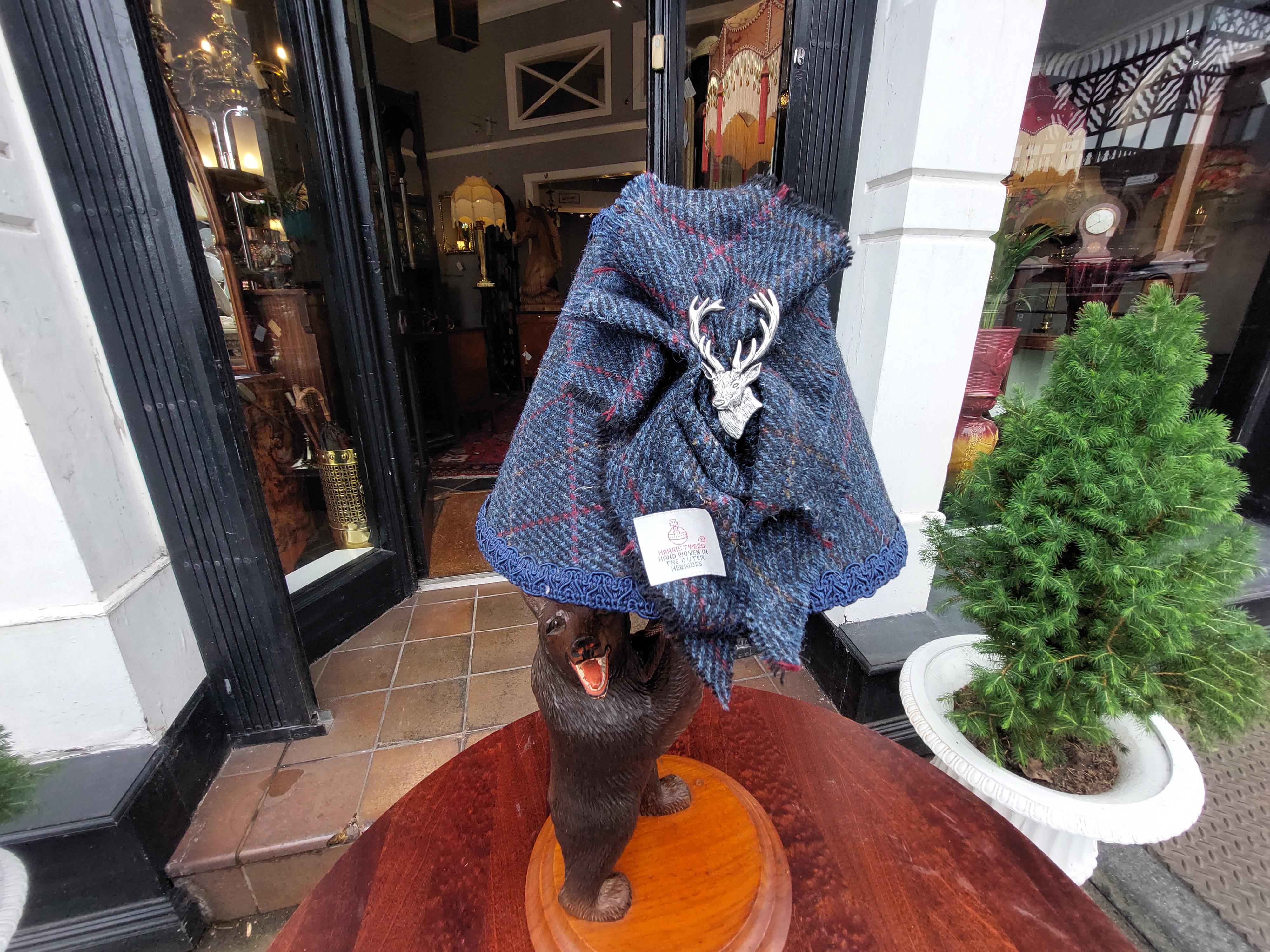 Lámpara de mesa de tilo con oso Black Forest de principios del siglo XX Lana en venta