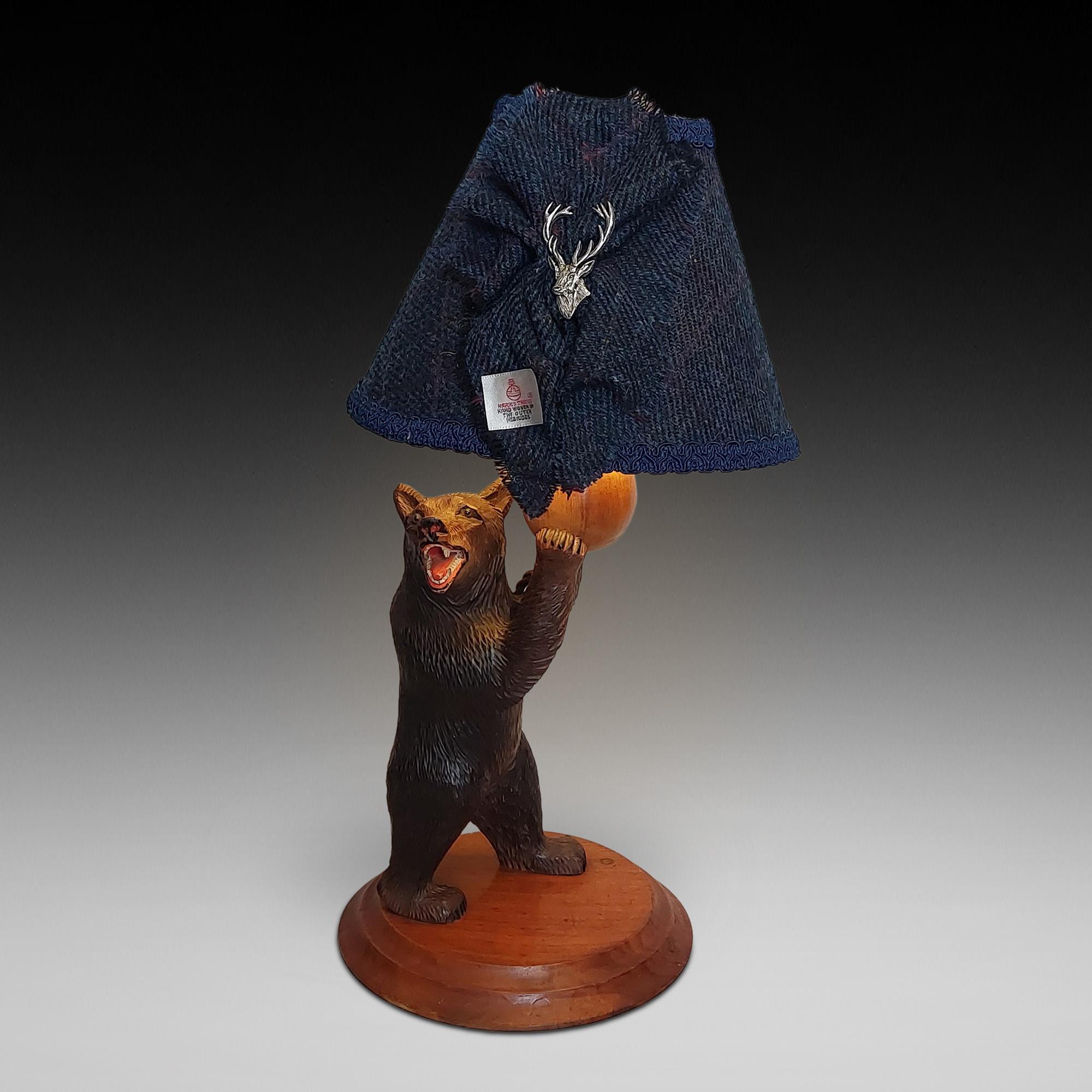 Lámpara de mesa de tilo con oso Black Forest de principios del siglo XX en venta 2