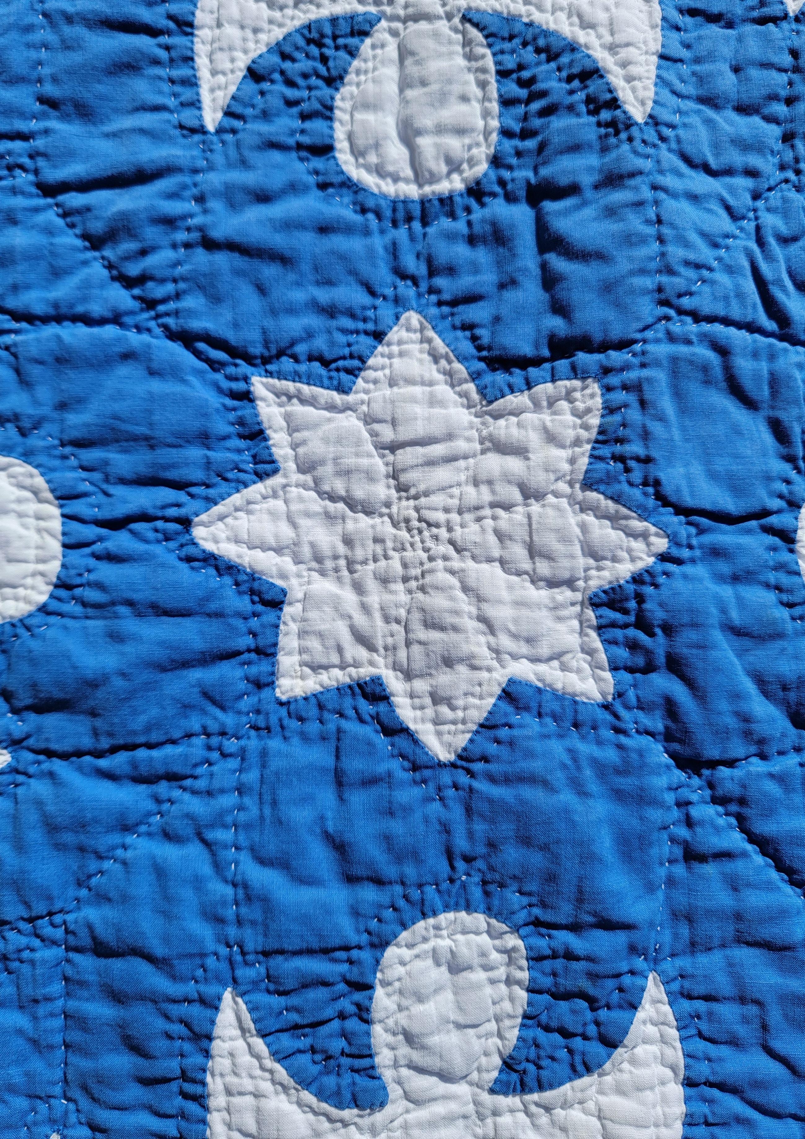 Early 20Thc Blue & White Applique Snow Flake Quilt In Good Condition For Sale In Los Angeles, CA