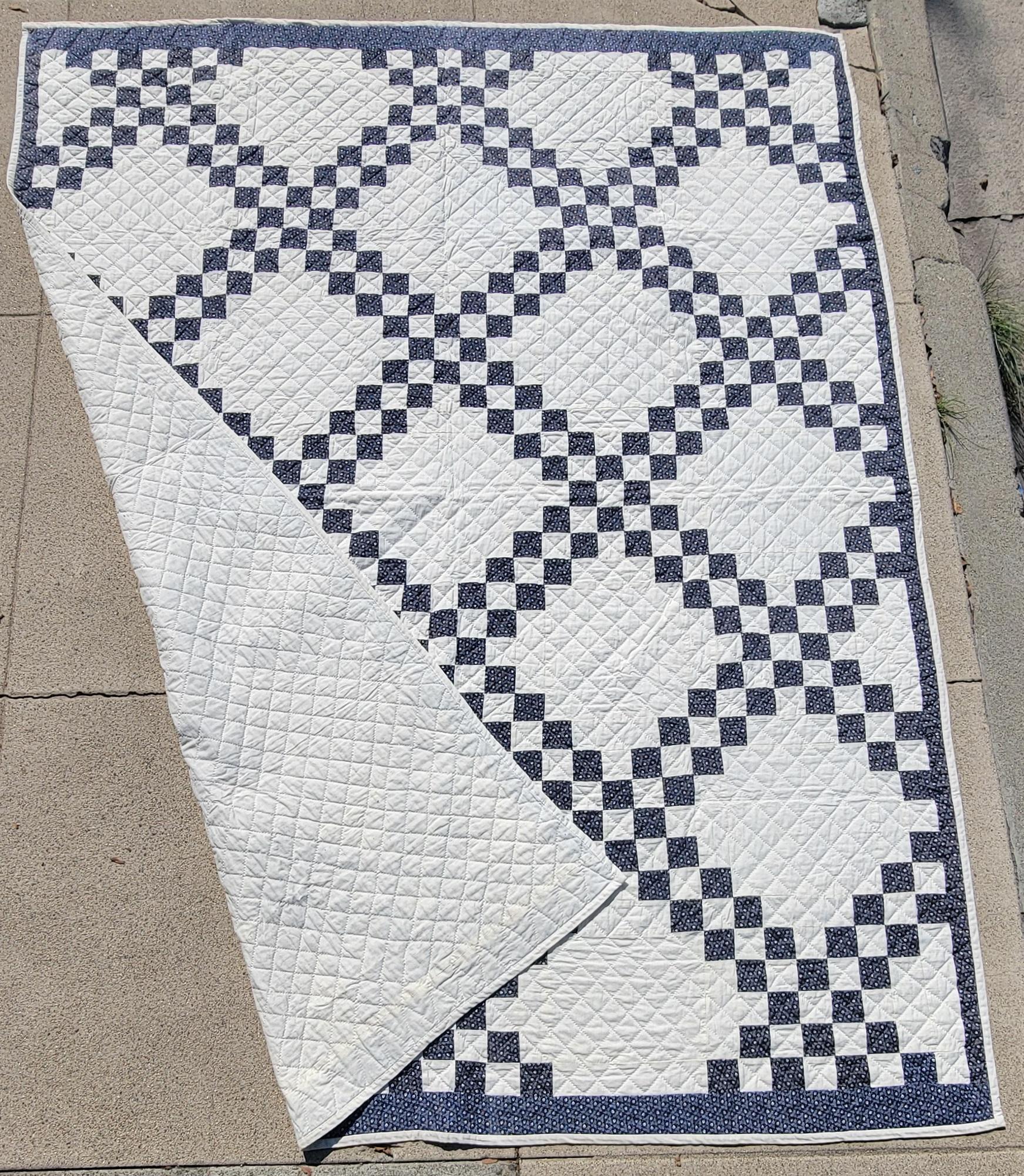Quilt irlandais en chaîne avec des timbres postaux bleus et blancs et du tissu calicot bleu. 
Reliure blanche avec bordure en calicot bleu. 
Très bon état. Trouvé en Pennsylvanie .