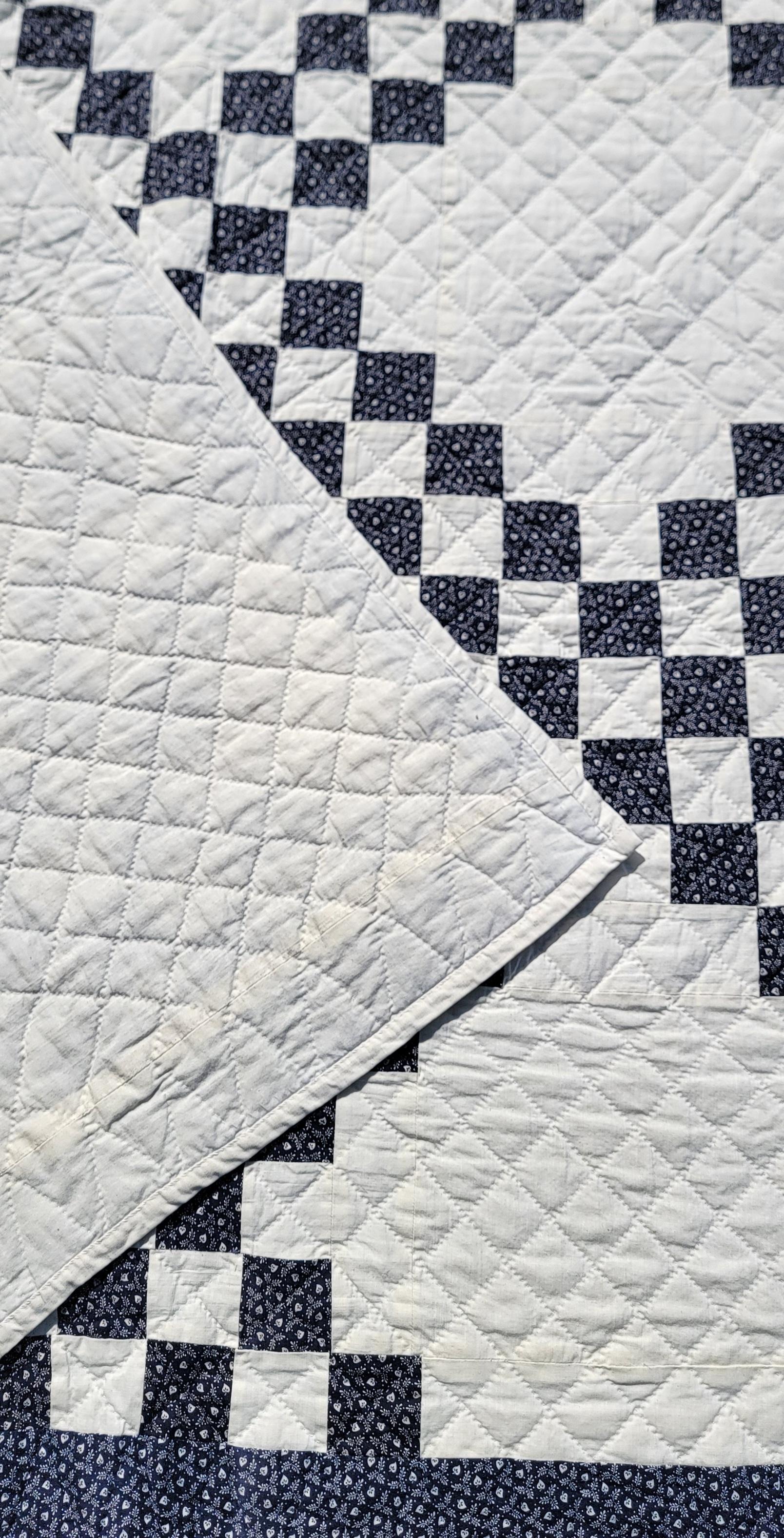 Artisanat Chaîne de patchwork de timbres-poste bleus et blancs du début du 20e siècle en vente