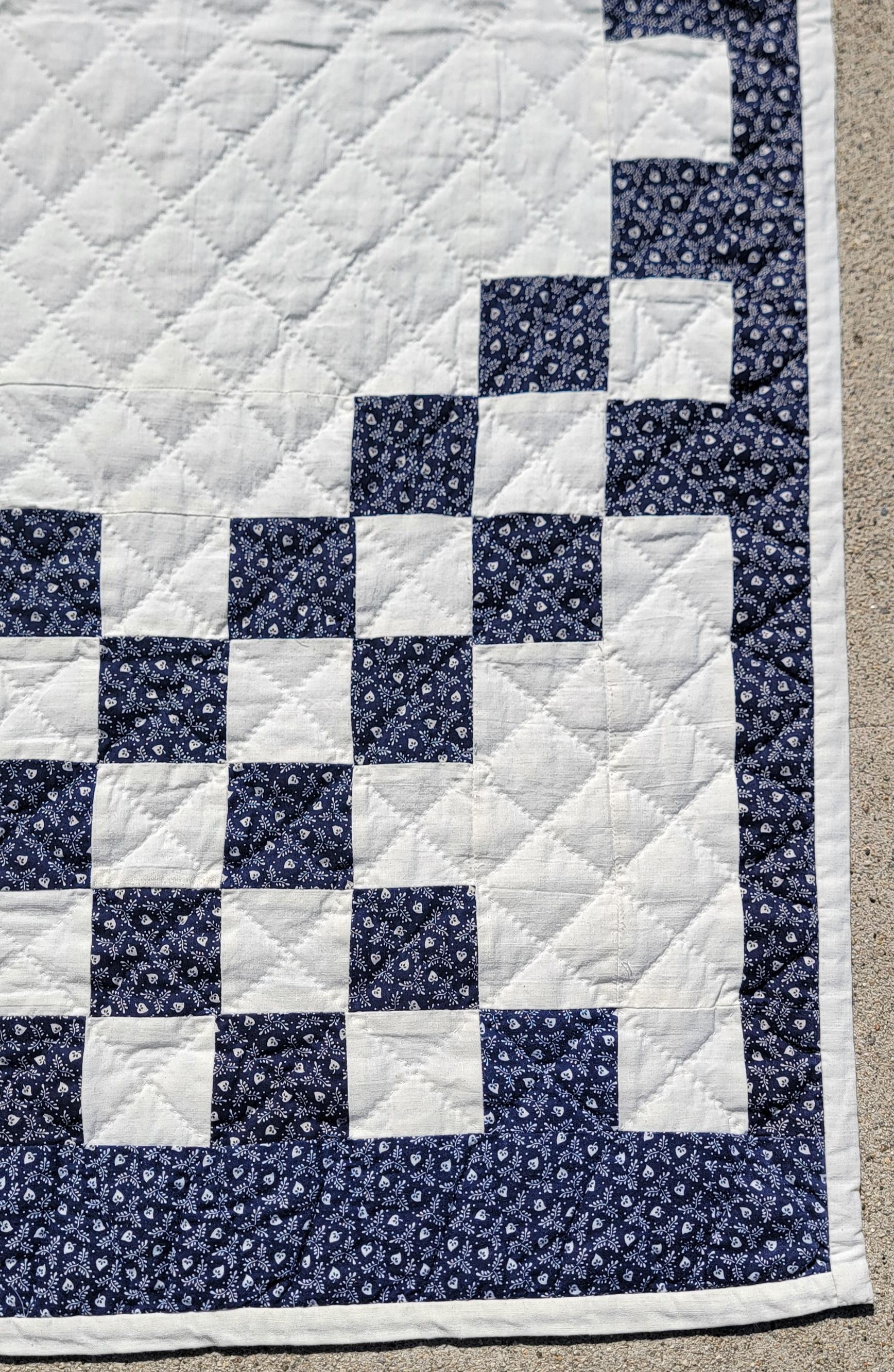 Américain Chaîne de patchwork de timbres-poste bleus et blancs du début du 20e siècle en vente