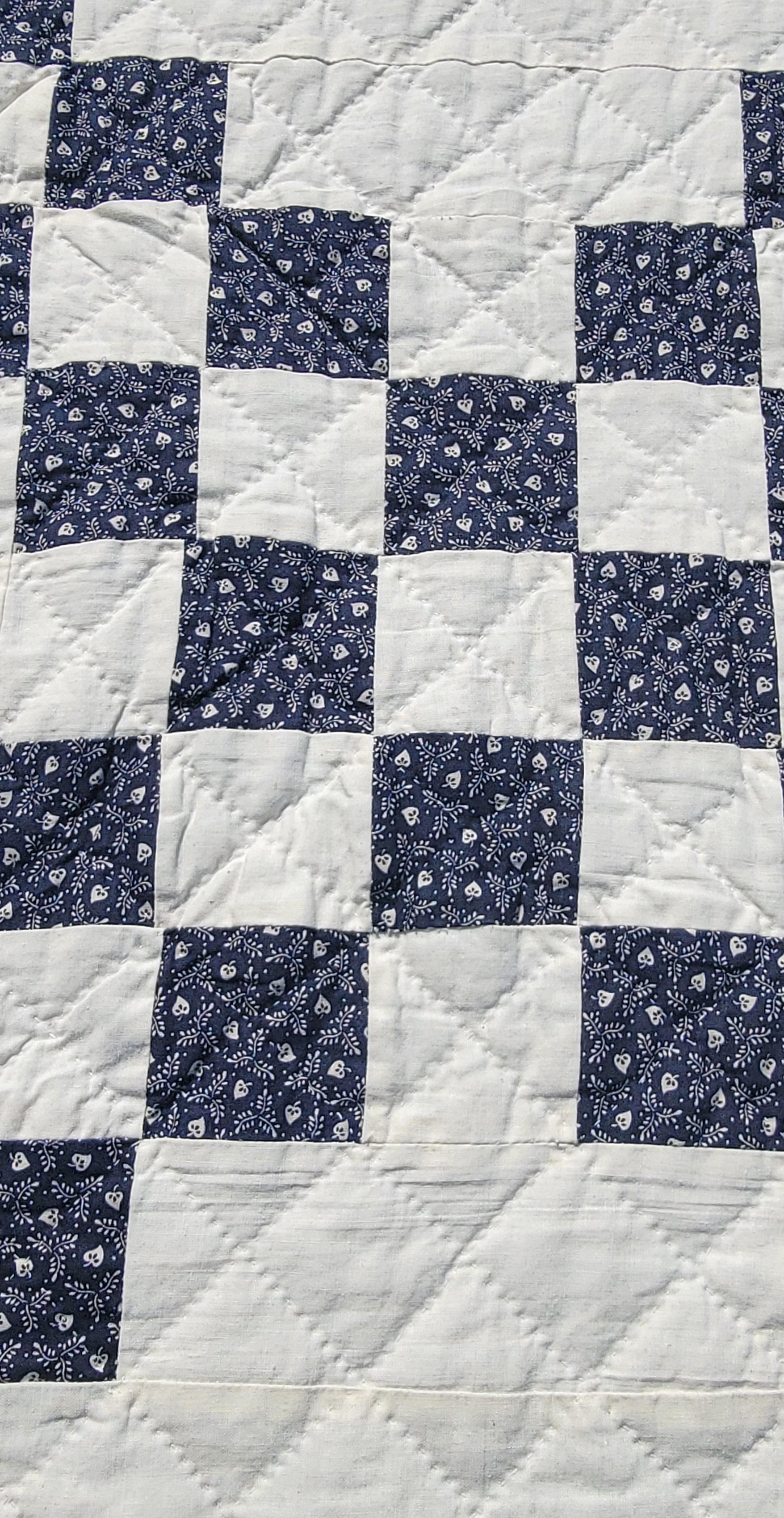 Fait main Chaîne de patchwork de timbres-poste bleus et blancs du début du 20e siècle en vente