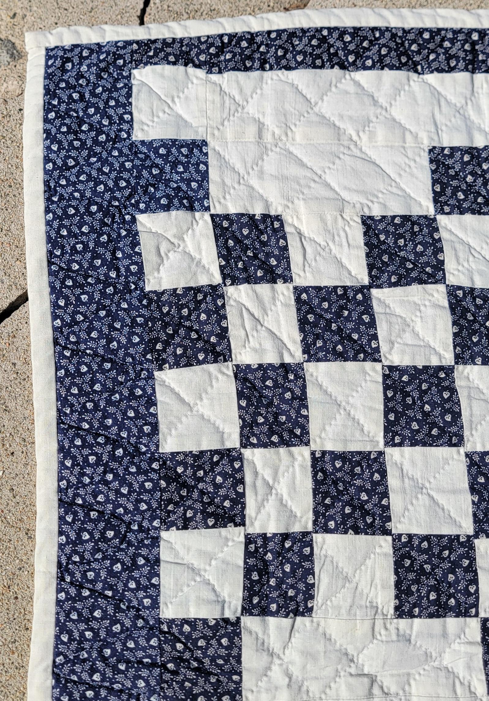 Chaîne de patchwork de timbres-poste bleus et blancs du début du 20e siècle Bon état - En vente à Los Angeles, CA