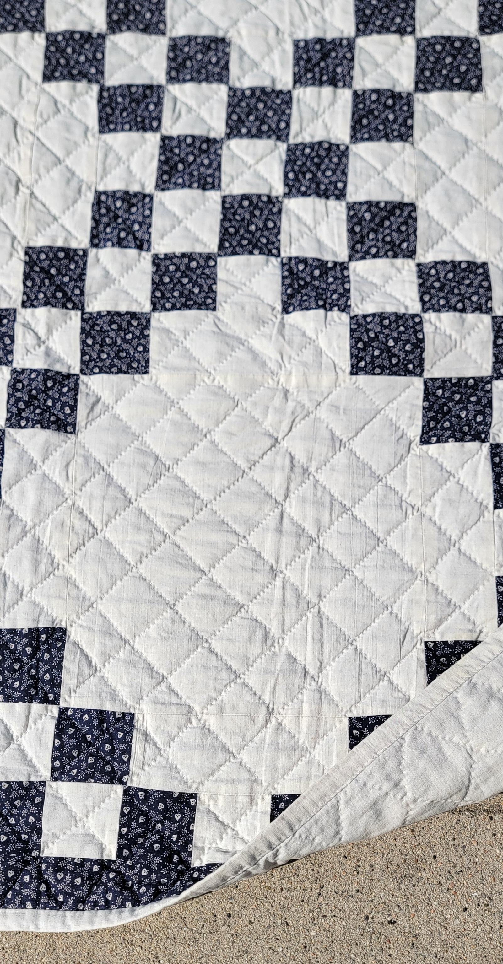 20ième siècle Chaîne de patchwork de timbres-poste bleus et blancs du début du 20e siècle en vente