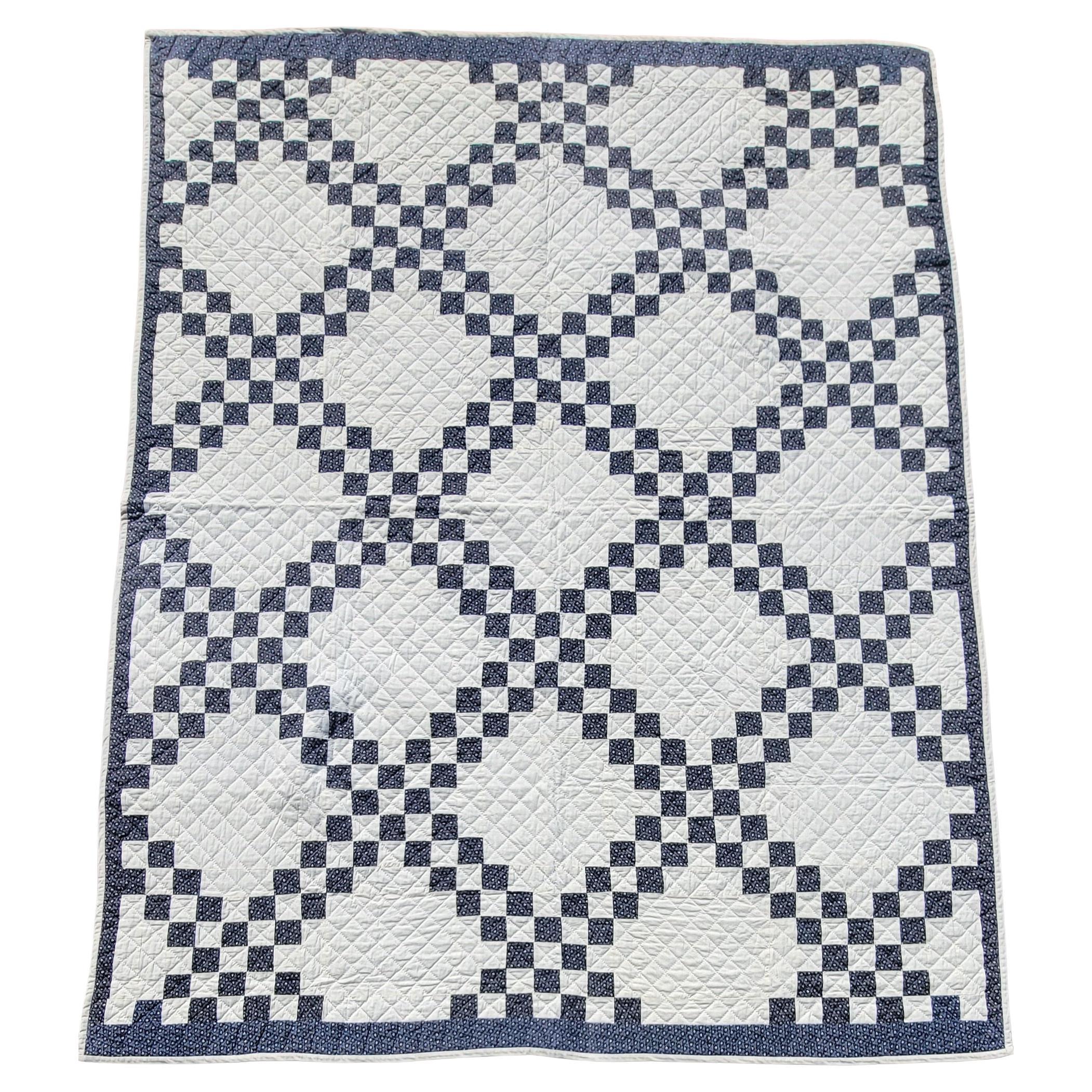 Chaîne de patchwork de timbres-poste bleus et blancs du début du 20e siècle