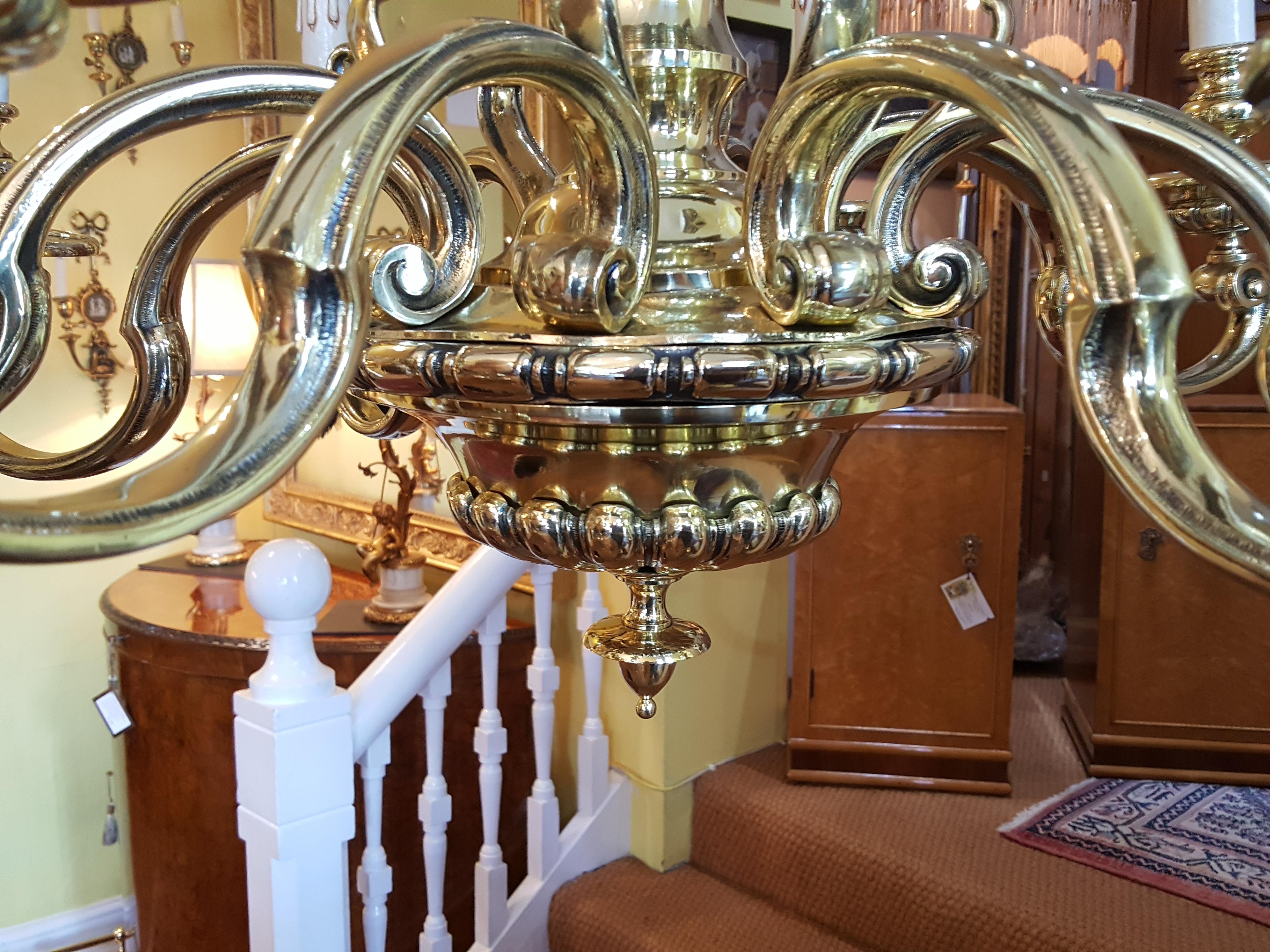 English Early 20th Century Brass 8 Scroll Armed Brass Chandelier For Sale