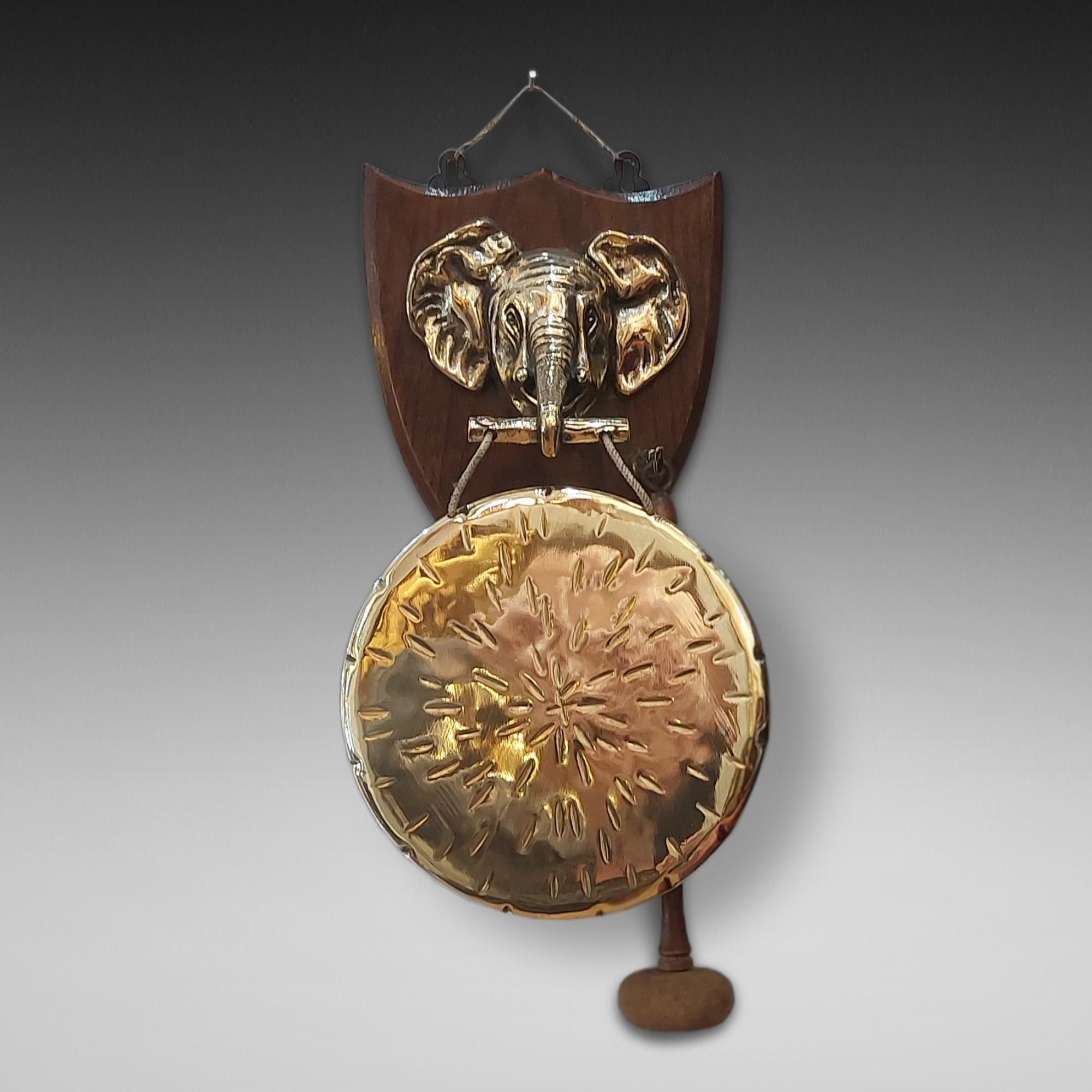 Gong in ottone e Oak dell'inizio del XX secolo - testa di elefante montata su uno scudo con battitore originale - 7 