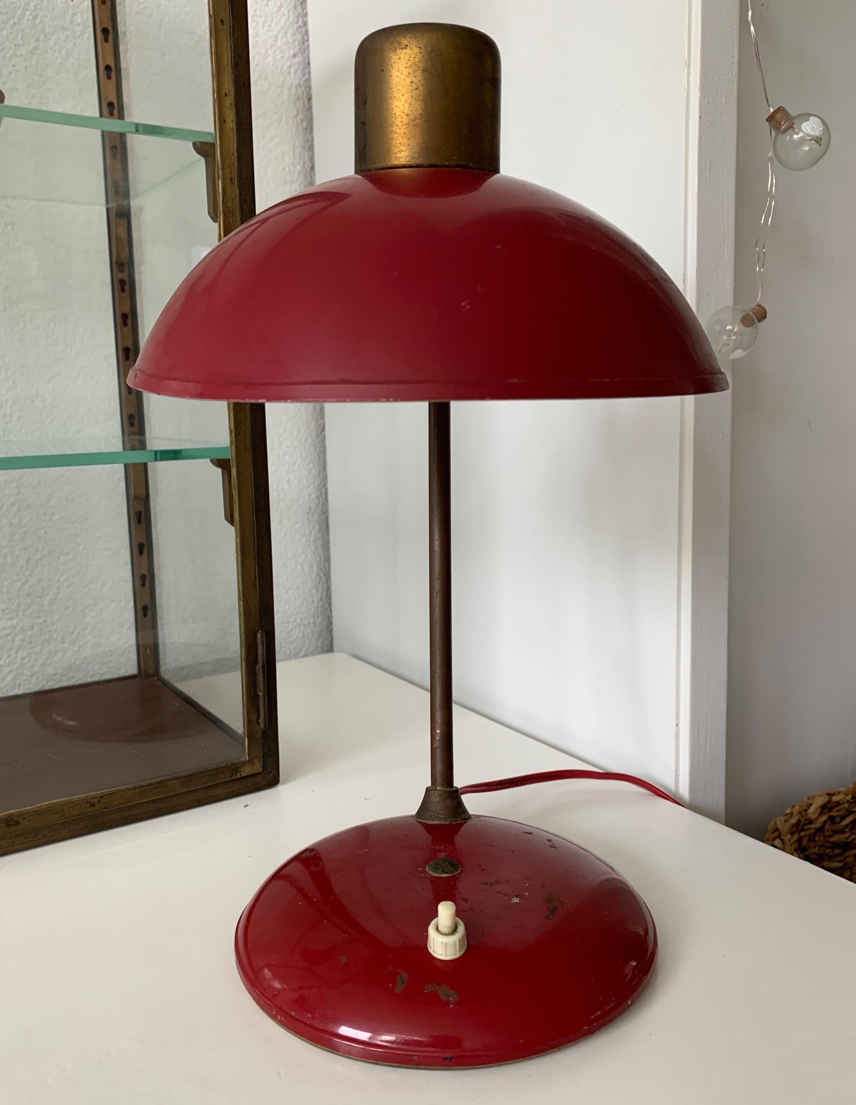 Timeless lamp for creating the perfect atmosphere on a table or desk, early 20th century

If you appreciate the Industrial look and feel of this Arts & Crafts era table lamp then this stylish little beauty could be flying your way soon. Thanks to