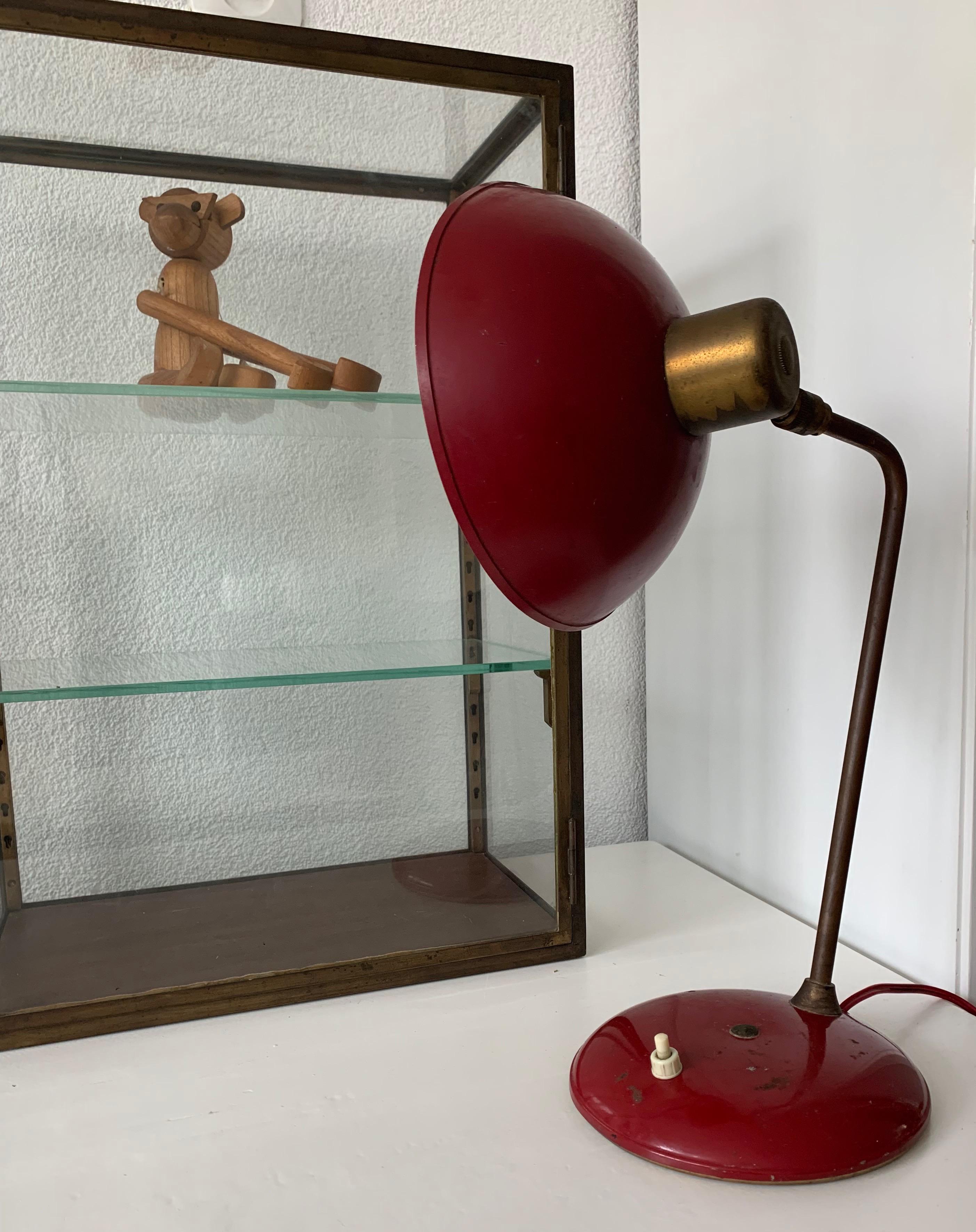 Arts and Crafts, Industrie-Tisch- oder Schreibtischlampe aus Messing mit großer Patina (20. Jahrhundert)