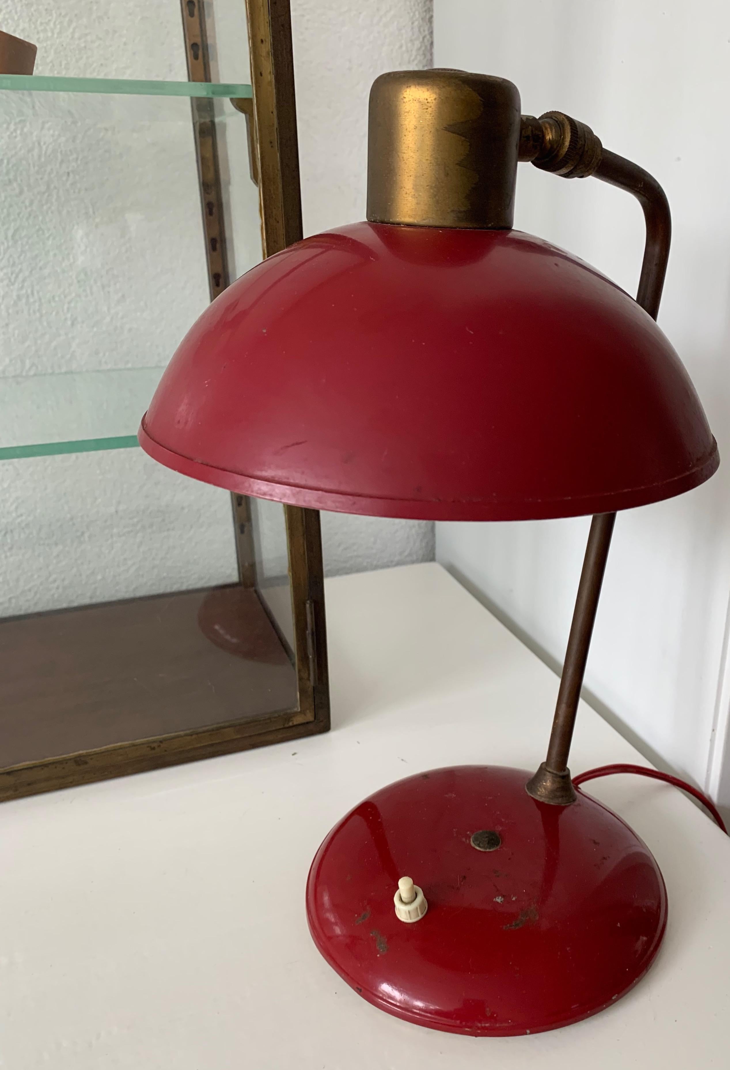Arts and Crafts, Industrie-Tisch- oder Schreibtischlampe aus Messing mit großer Patina (Metall)