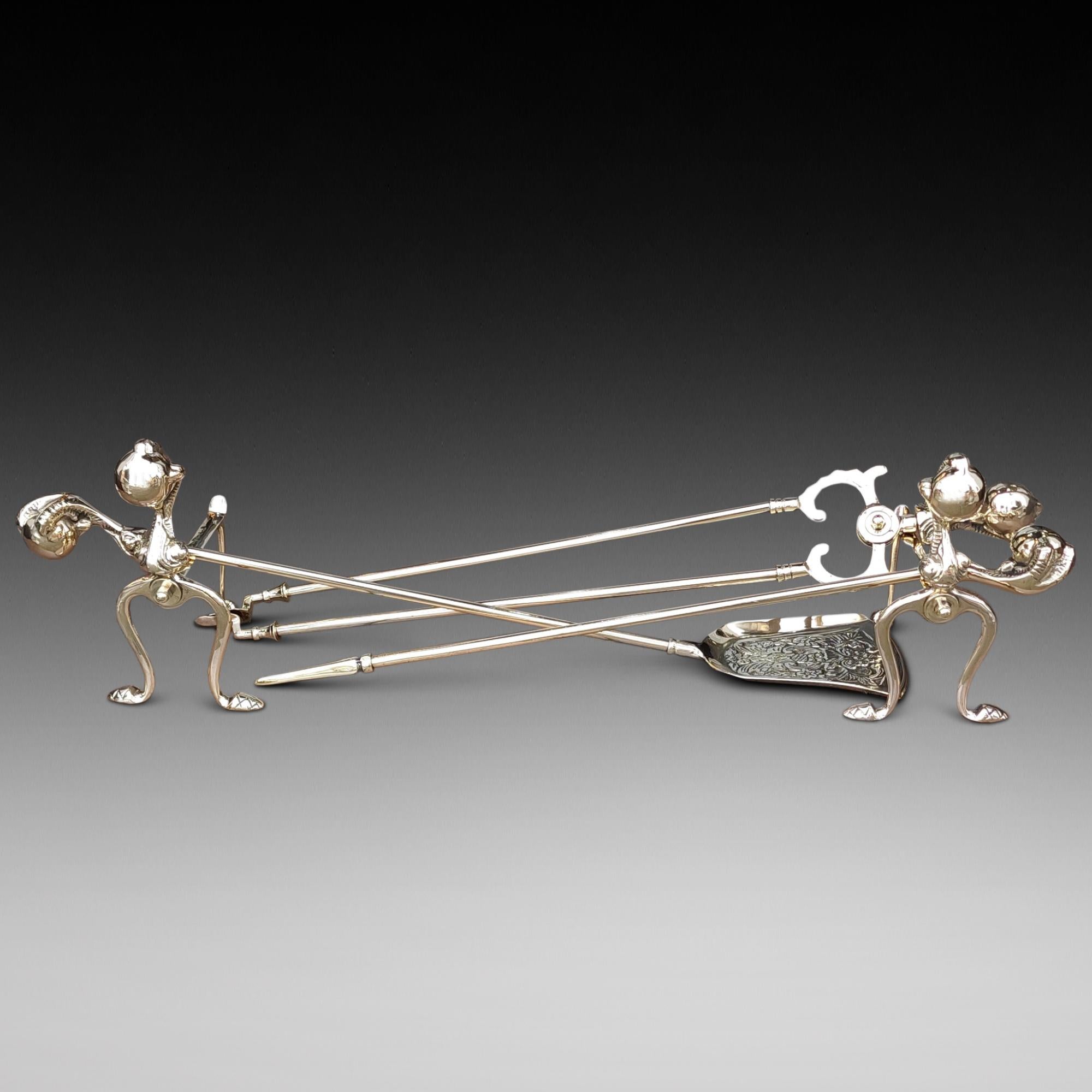 Frühes 20. Jahrhundert Messing Kaminbesteck aus Feuereisen und Hundestützen - in Chippendale Ball and Claw Style. Werkzeuge sind 26