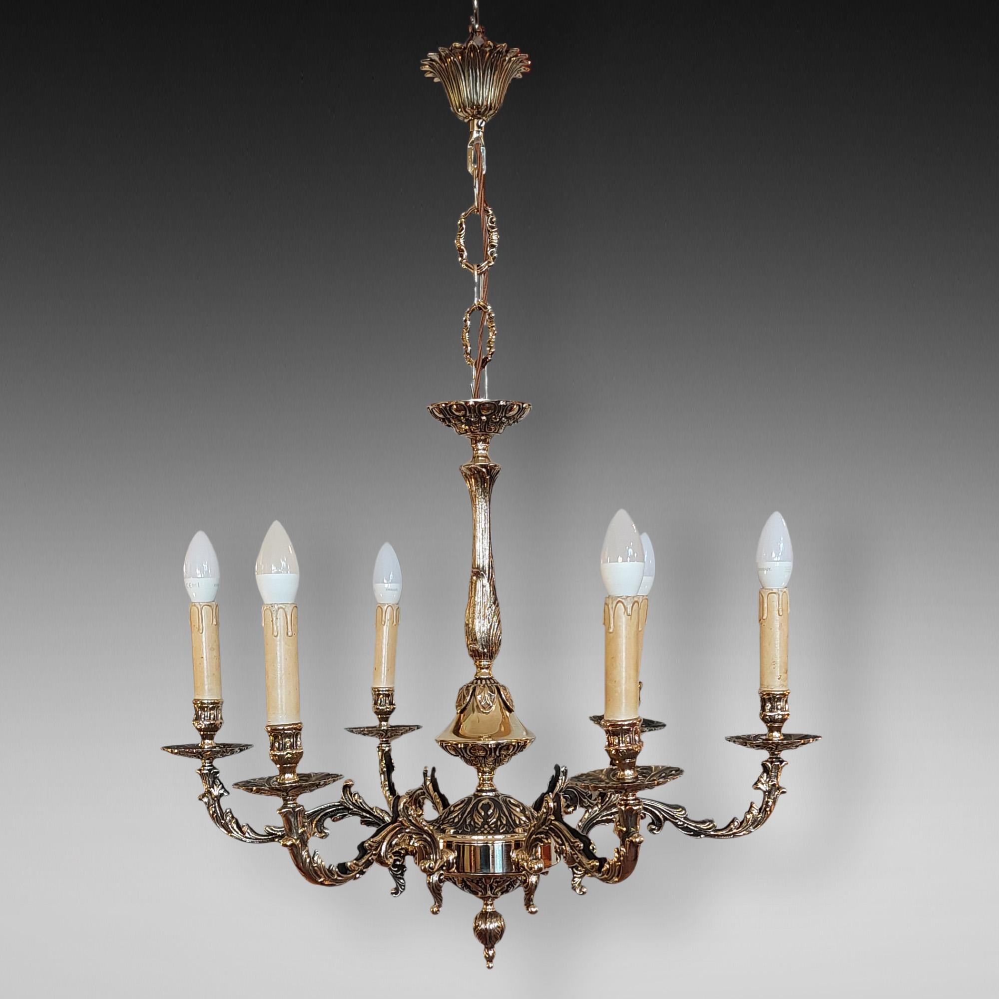 Lustre de style rococo en laiton du début du 20ème siècle avec 6 bras et une colonne à volutes, tous avec des décorations de feuillage pressé - 26