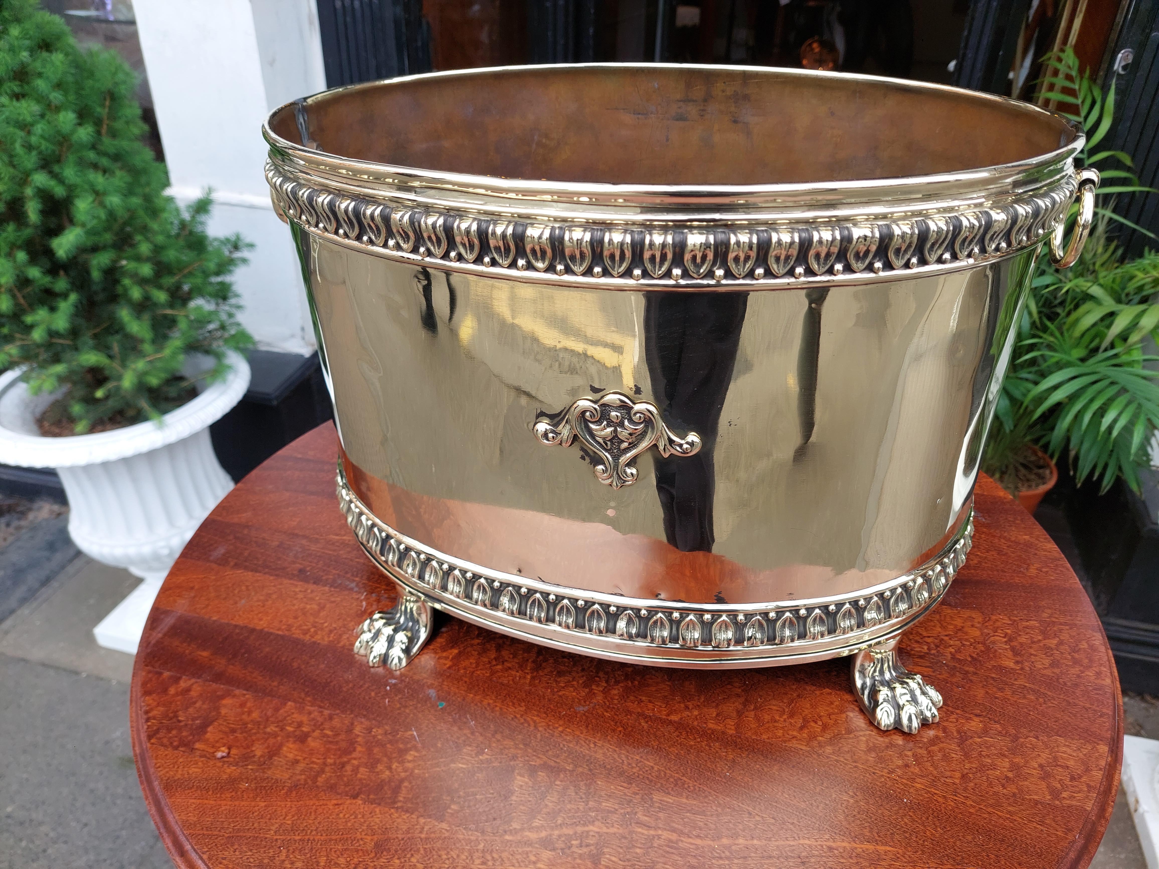 Ottone Vaso da vino o fioriera in ottone dei primi anni del XX secolo in vendita