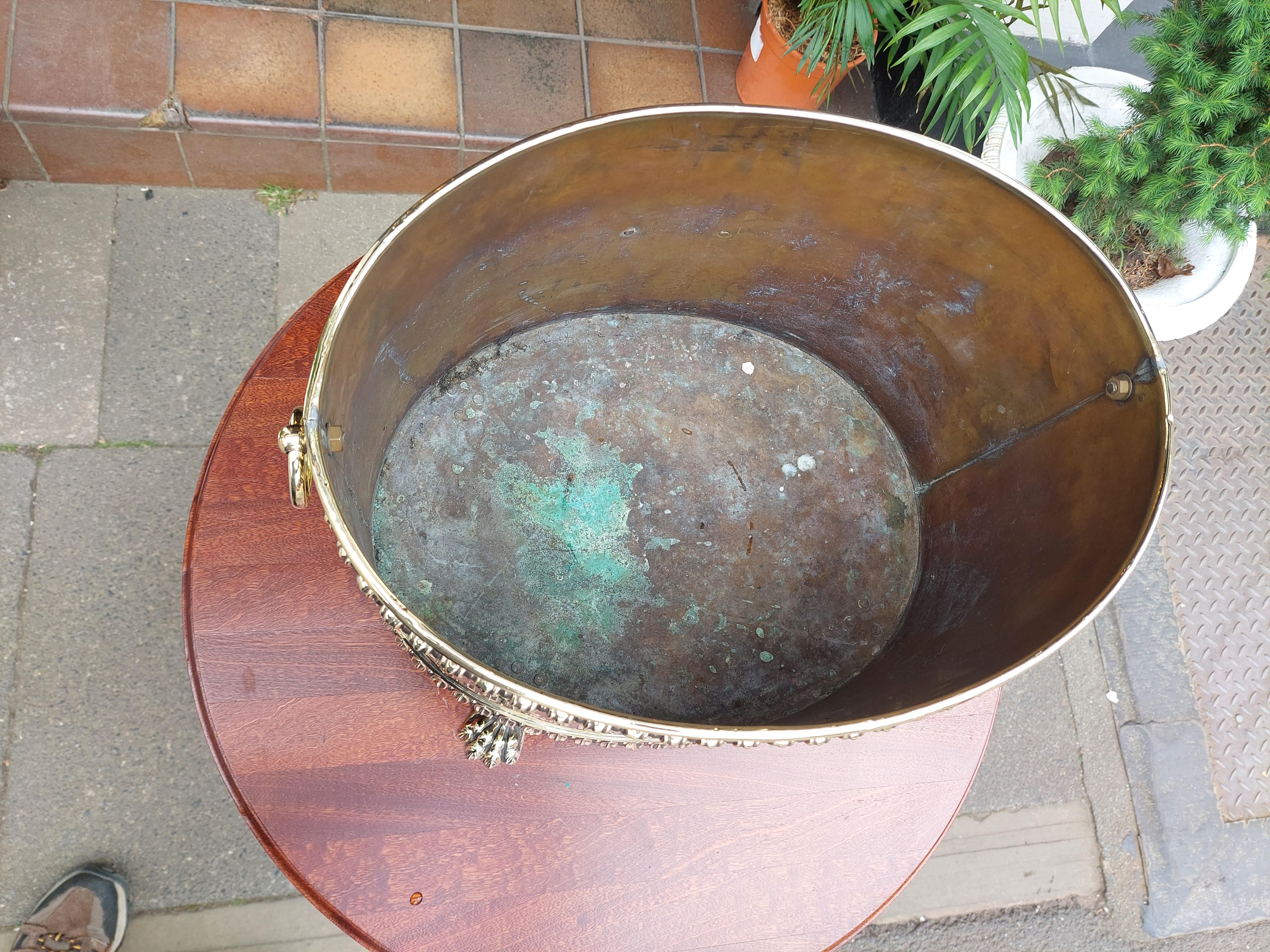 Vaso da vino o fioriera in ottone dei primi anni del XX secolo in vendita 3