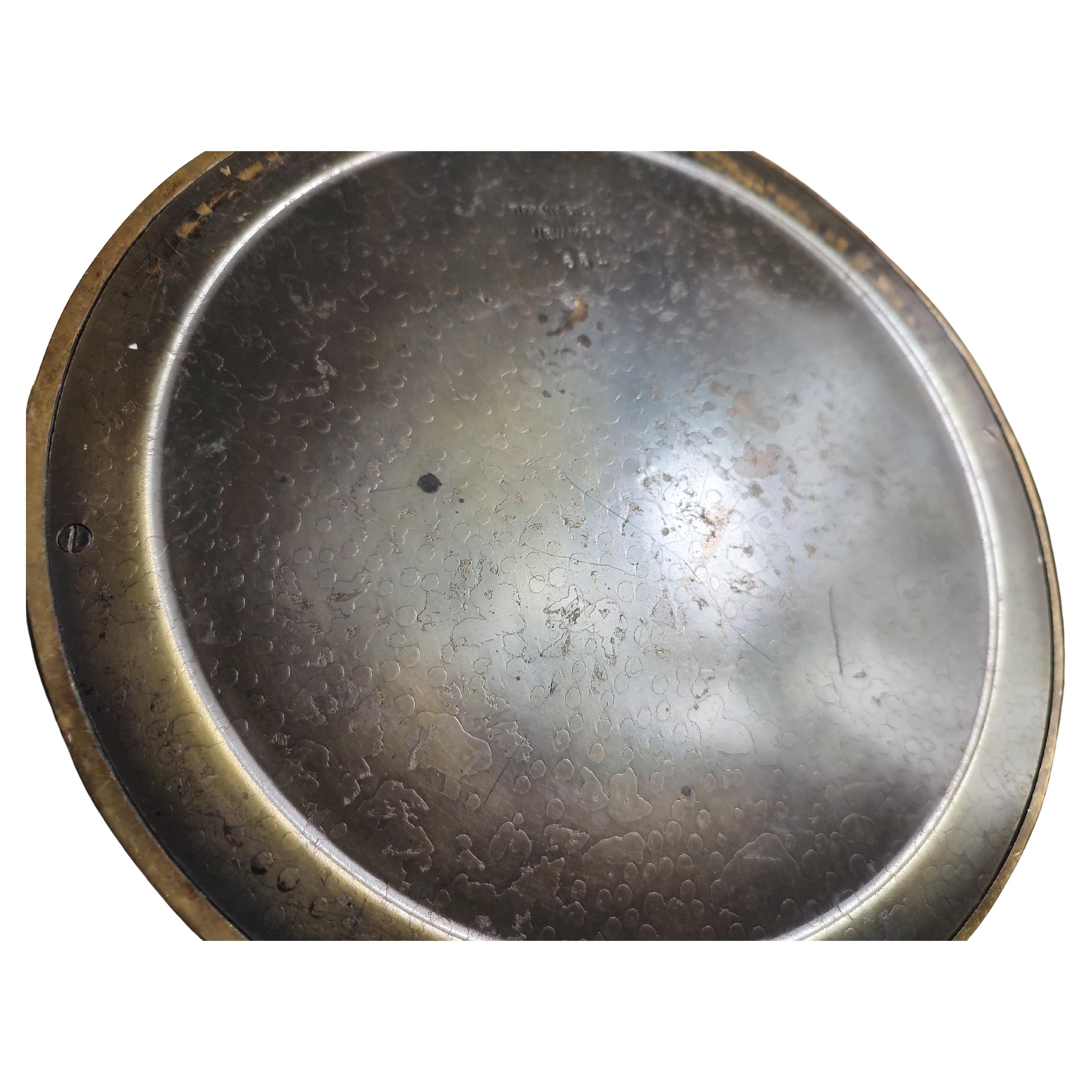 Fabuleux et difficile à trouver. Tiffany Studios New York signé et numéroté en bronze. Patine d'origine en bronze vert foncé. Support de boîte d'allumettes intact et en excellent état d'ancienneté avec une usure minimale. Une véritable beauté. Peut