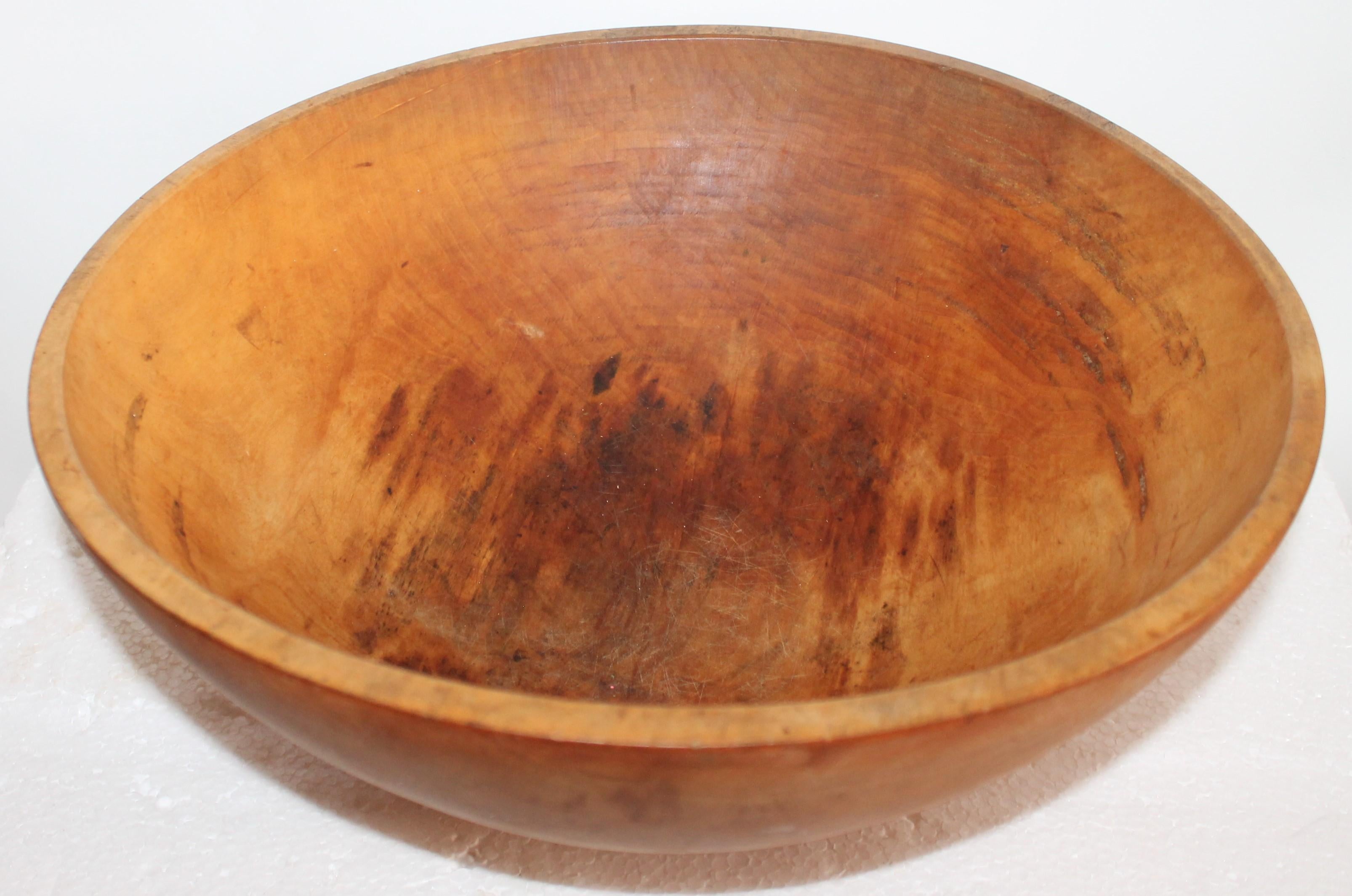 This fun large and deep butter bowl is great for serving salad or fruit salad. The condition is very good. Great looking and very utilitarian.