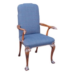 Fauteuil de style géorgien en noyer sculpté du début du 20e siècle