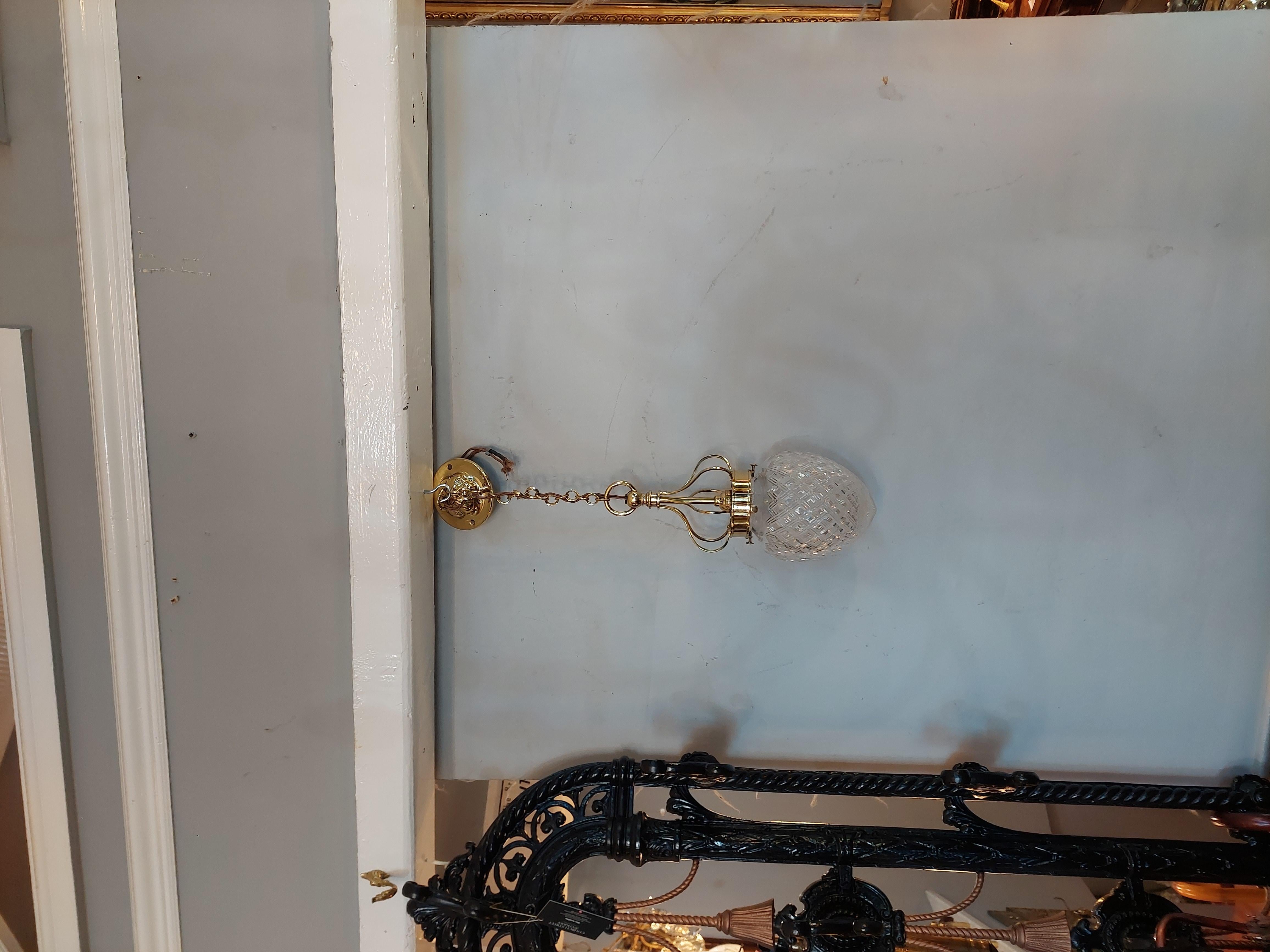 Lámpara de techo de latón y cristal tallado de principios del siglo XX Art Nouveau en venta