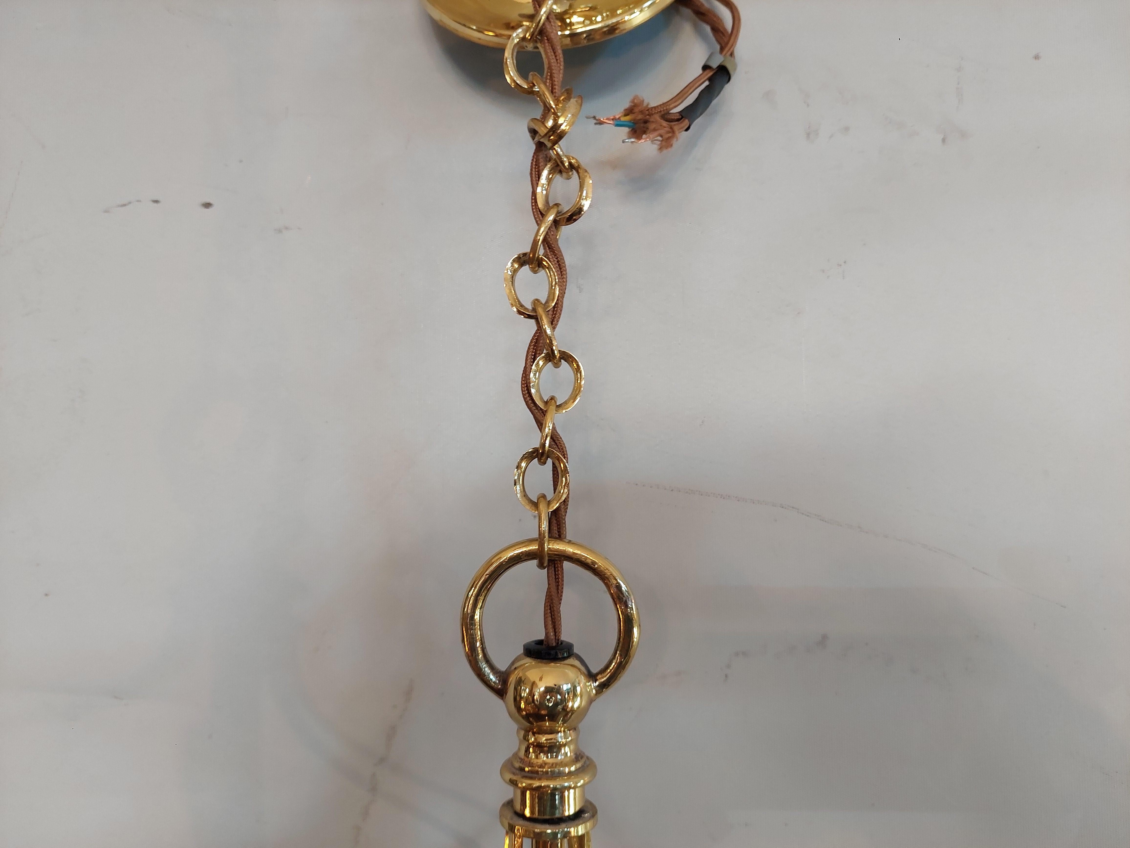 Lámpara de techo de latón y cristal tallado de principios del siglo XX Latón en venta