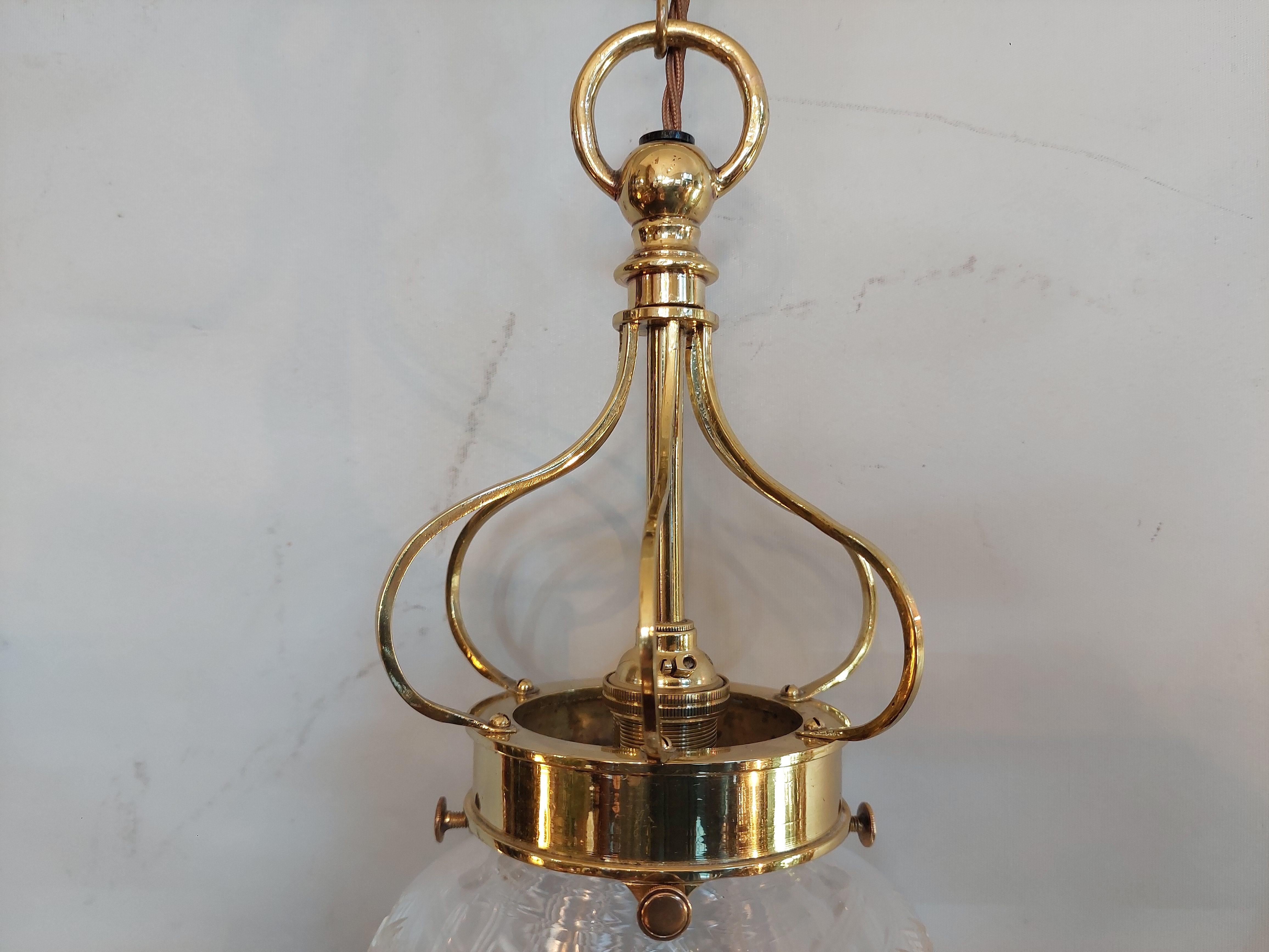 Lámpara de techo de latón y cristal tallado de principios del siglo XX en venta 2