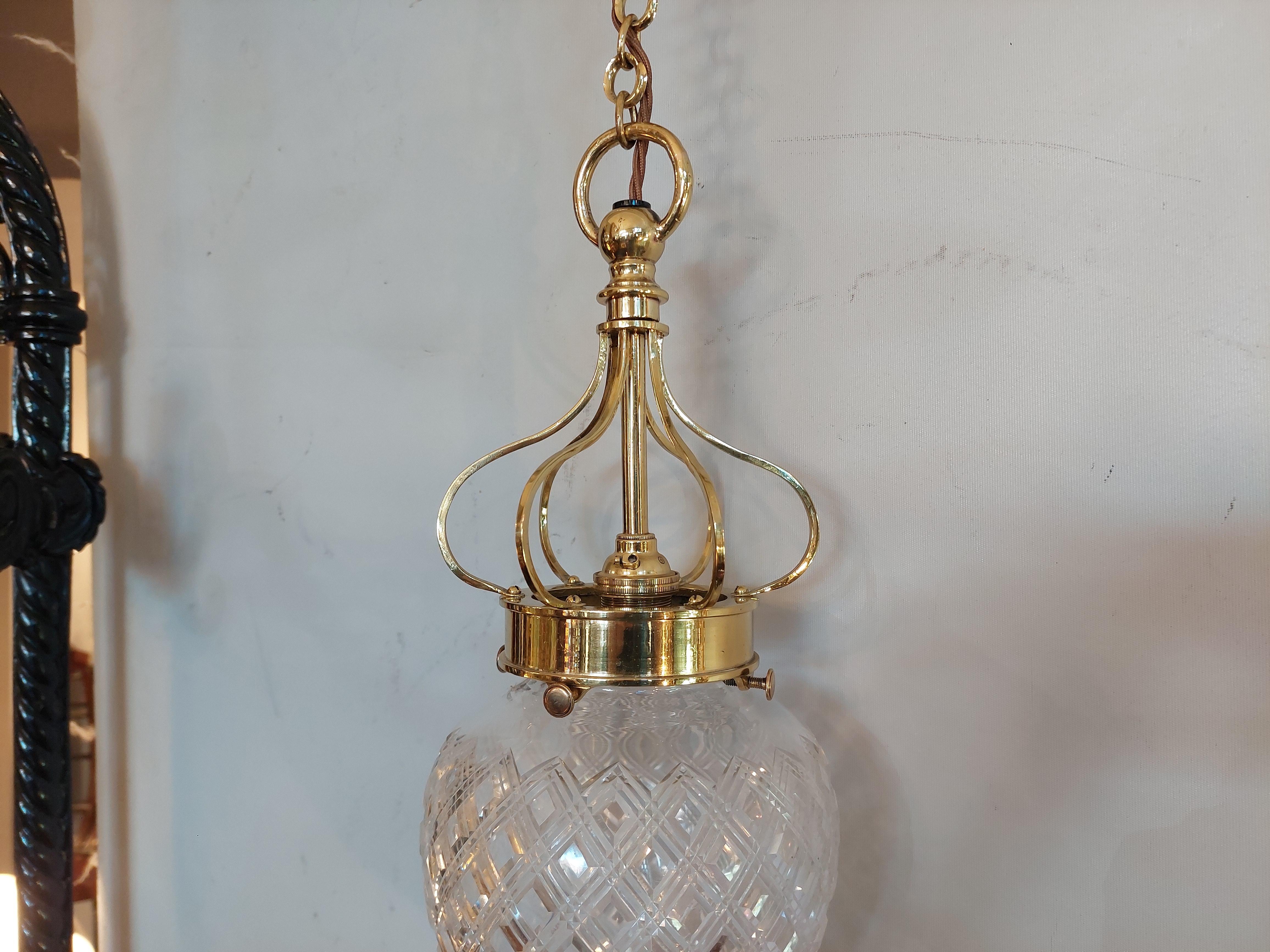 Lámpara de techo de latón y cristal tallado de principios del siglo XX en venta 3