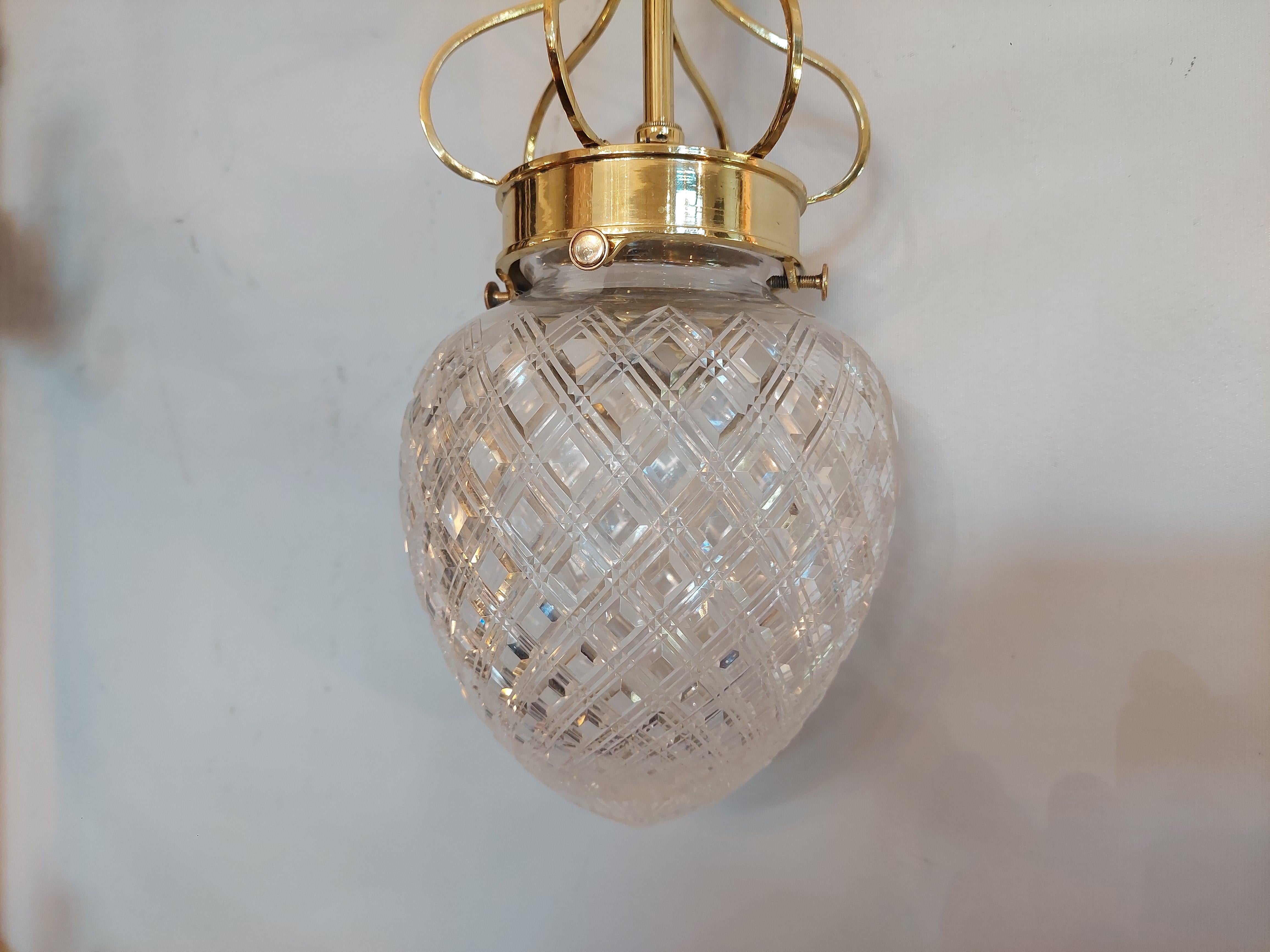 Lámpara de techo de latón y cristal tallado de principios del siglo XX en venta 4