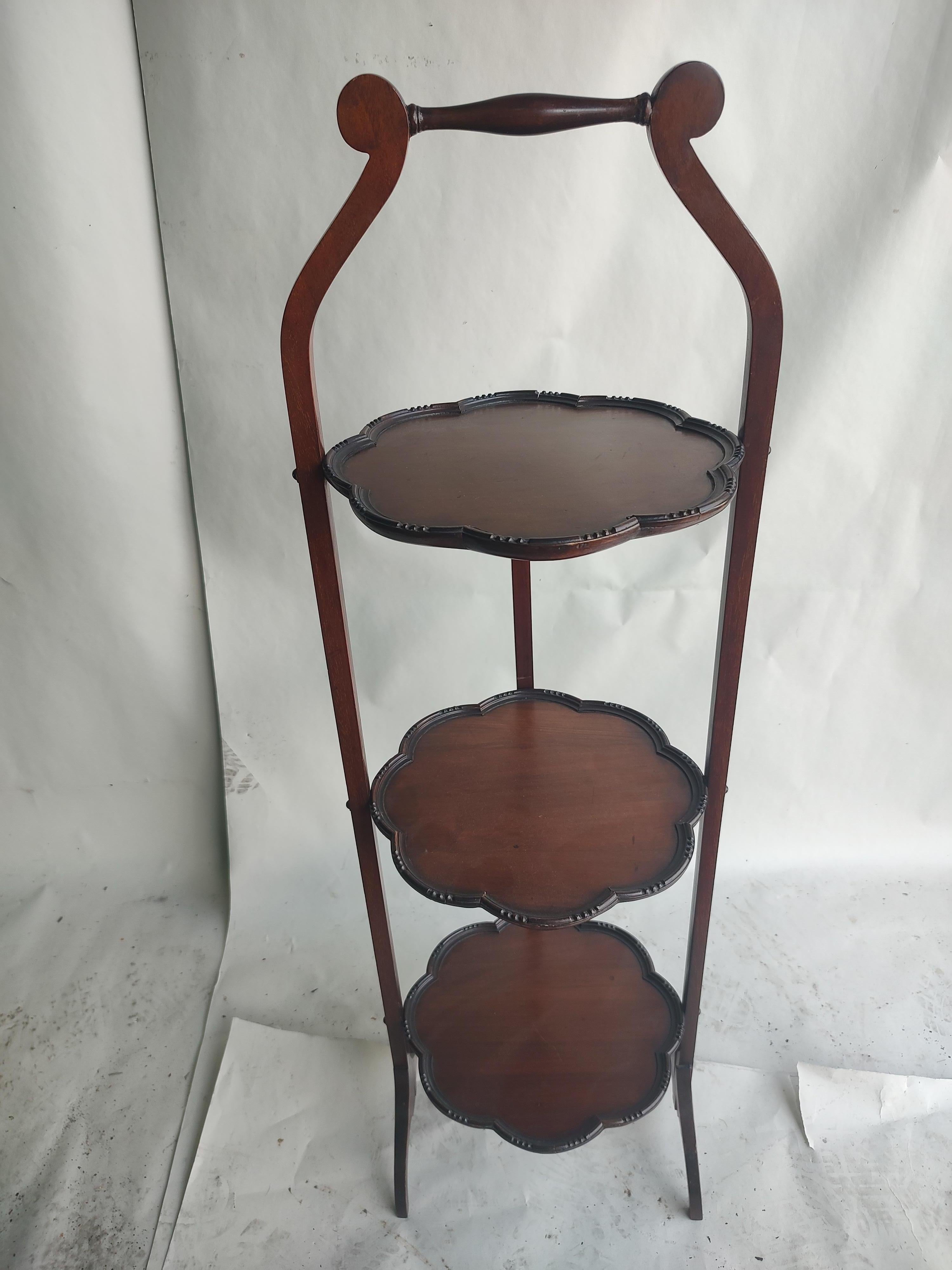 Early 20th Century English Mahogany Folding Pie & Cake Stand In Good Condition In Port Jervis, NY