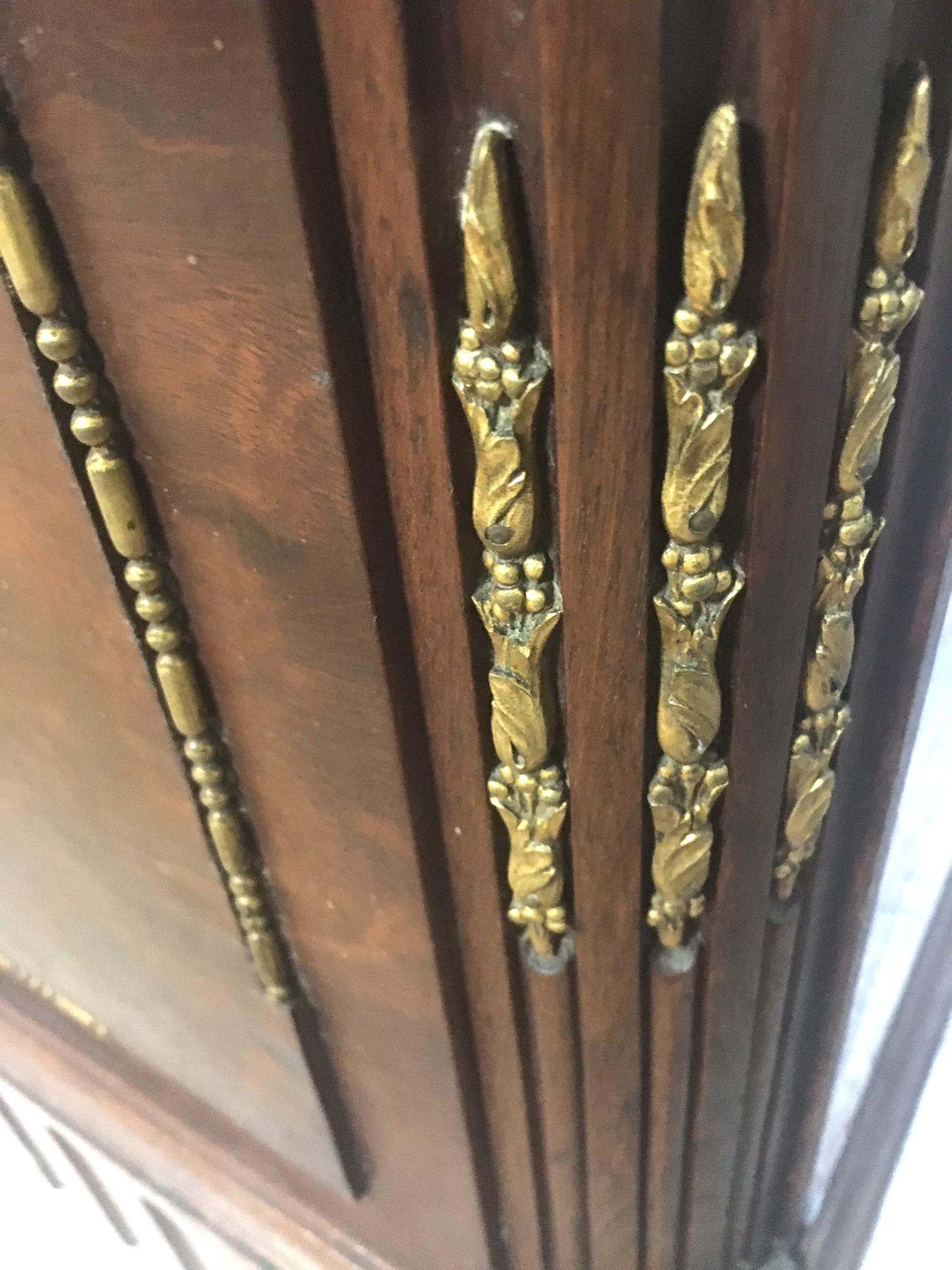 Lit en noyer sculpté de style Louis XVI du début du 20e siècle avec montures en bronze doré en vente 5