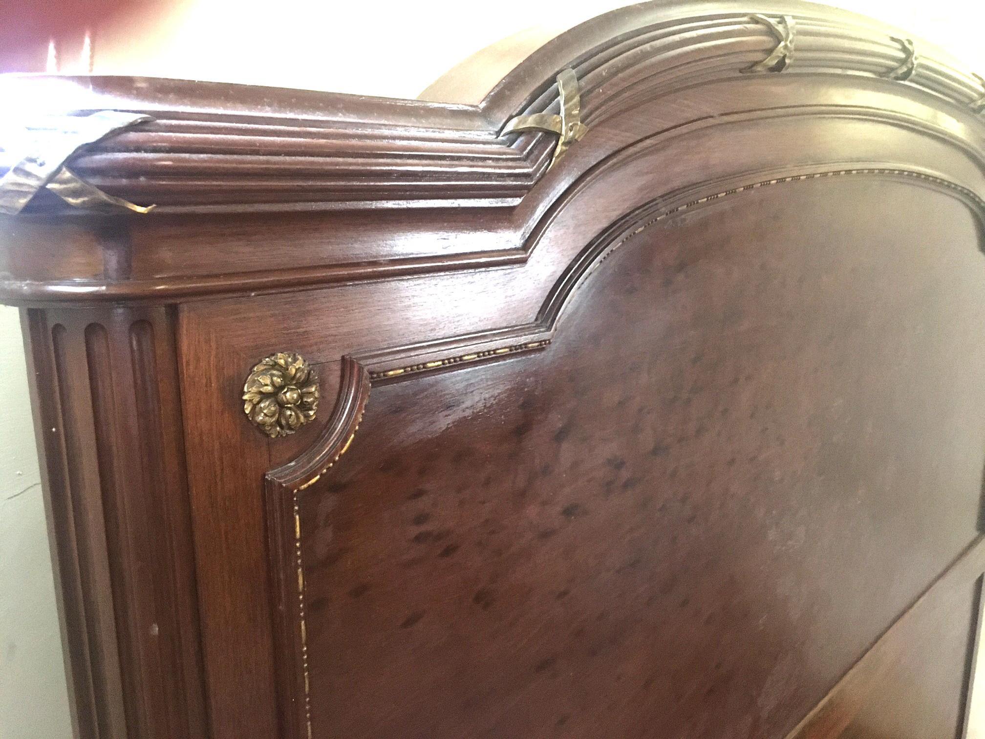 Lit en noyer sculpté de style Louis XVI du début du 20e siècle avec montures en bronze doré en vente 7
