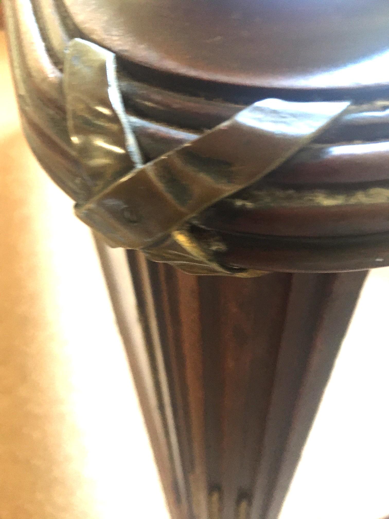 Lit en noyer sculpté de style Louis XVI du début du 20e siècle avec montures en bronze doré Bon état - En vente à Savannah, GA