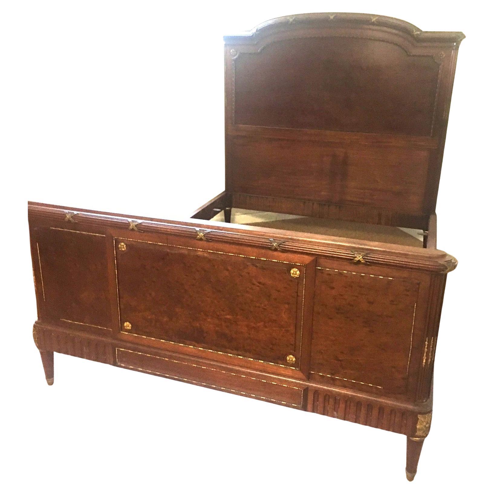 Lit en noyer sculpté de style Louis XVI du début du 20e siècle avec montures en bronze doré en vente