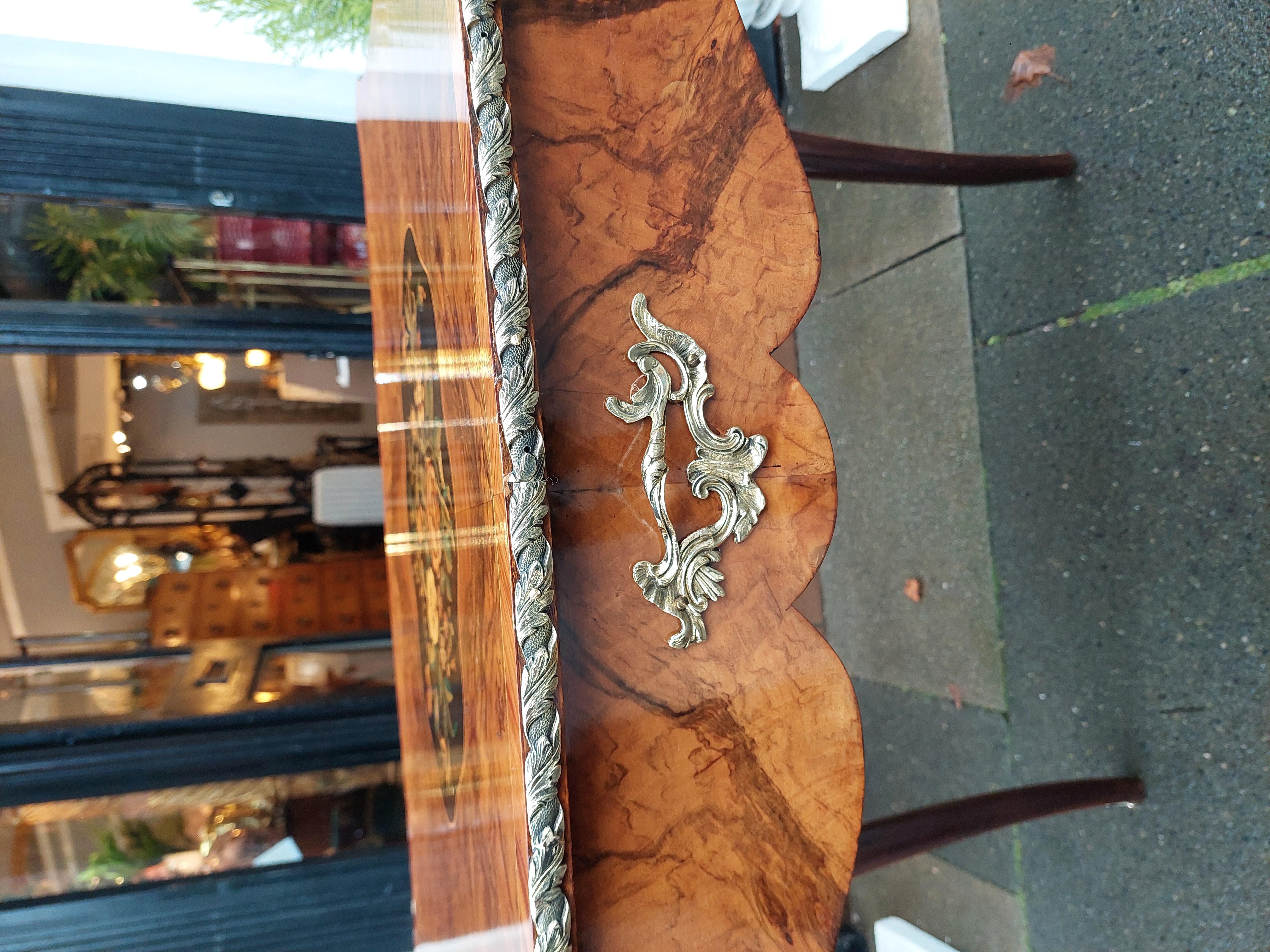 Tavolo francese intarsiato in noce dei primi del Novecento in vendita 2