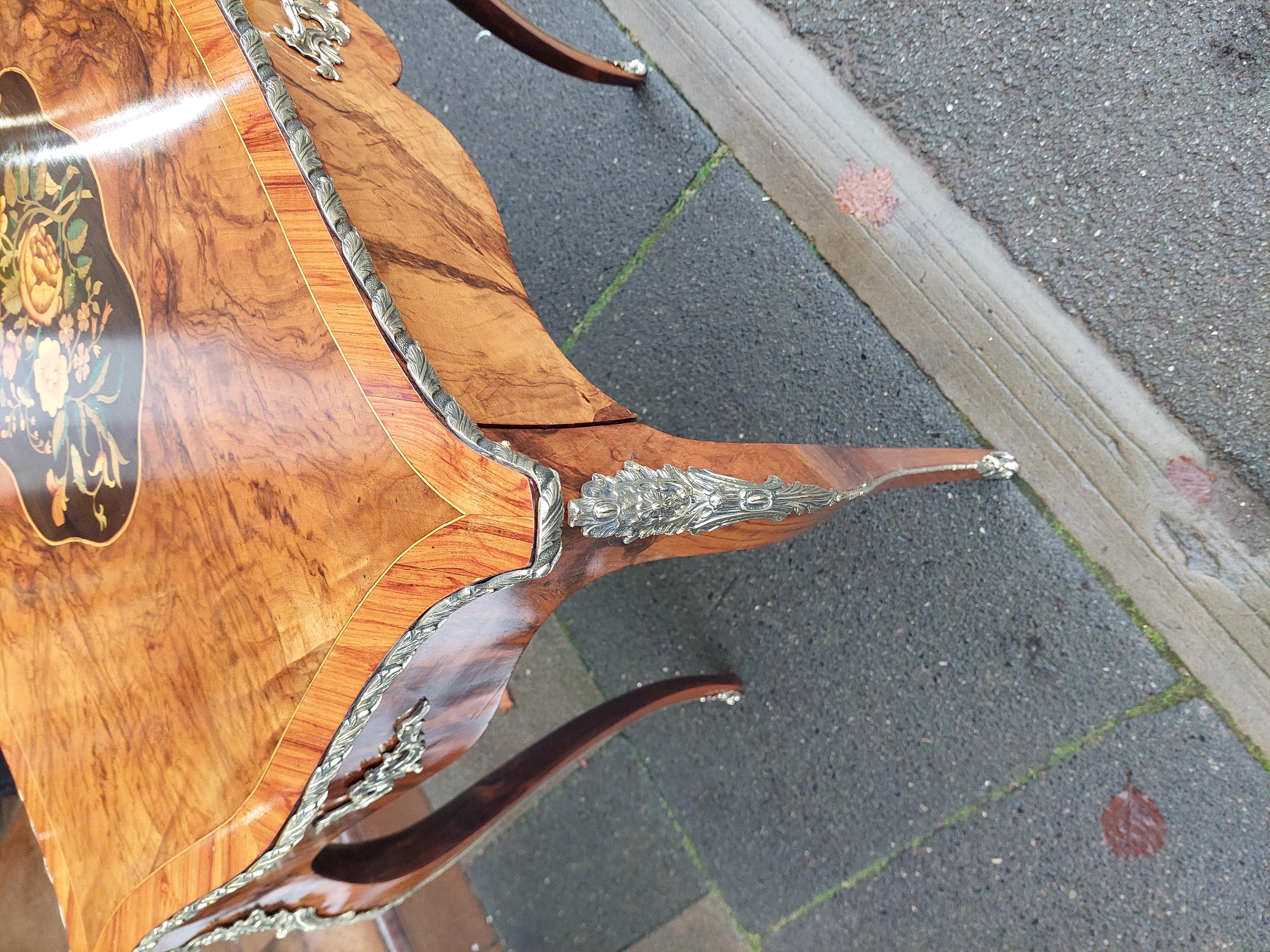Tavolo francese intarsiato in noce dei primi del Novecento in vendita 3