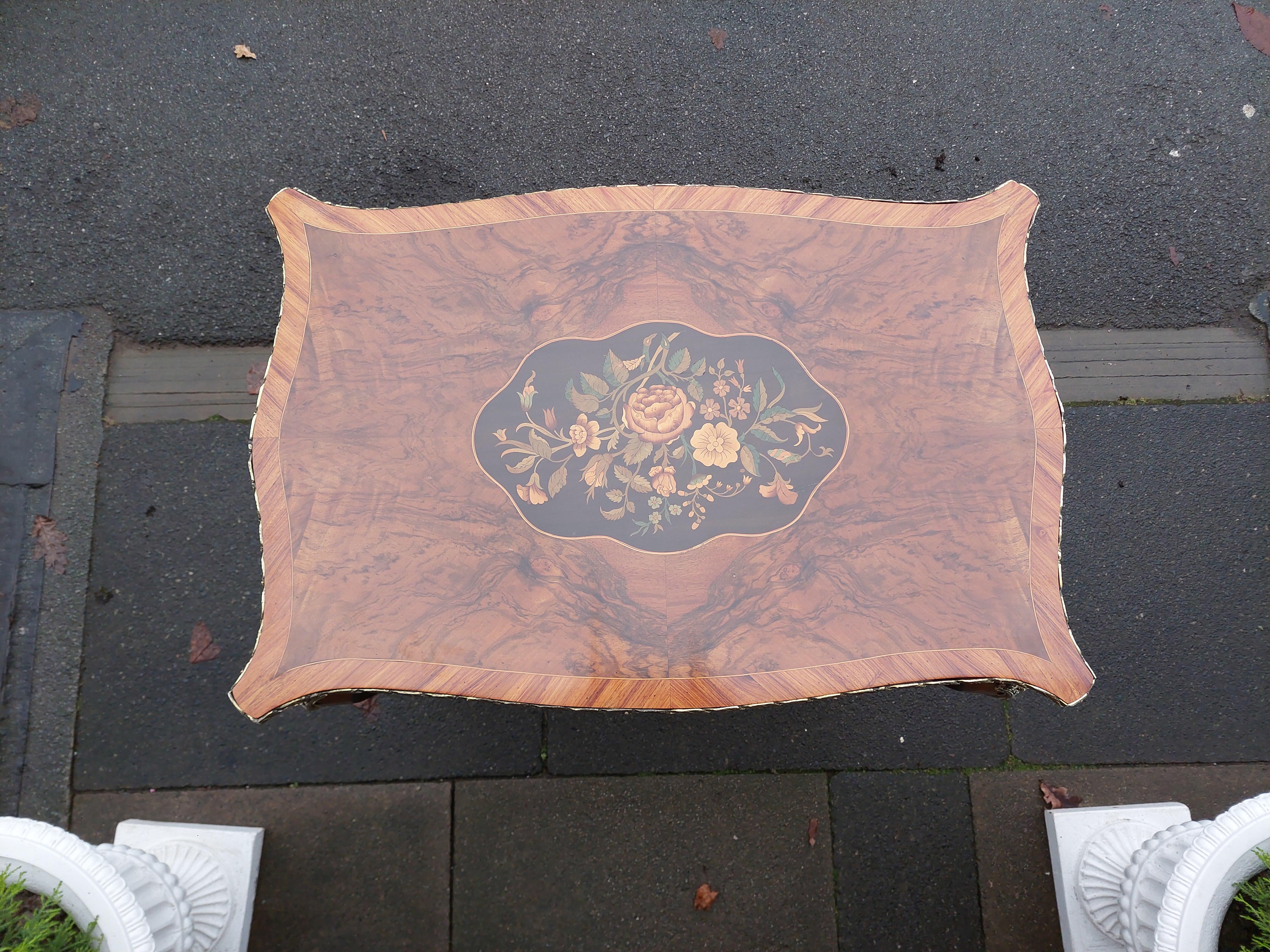 Luigi XVI Tavolo francese intarsiato in noce dei primi del Novecento in vendita