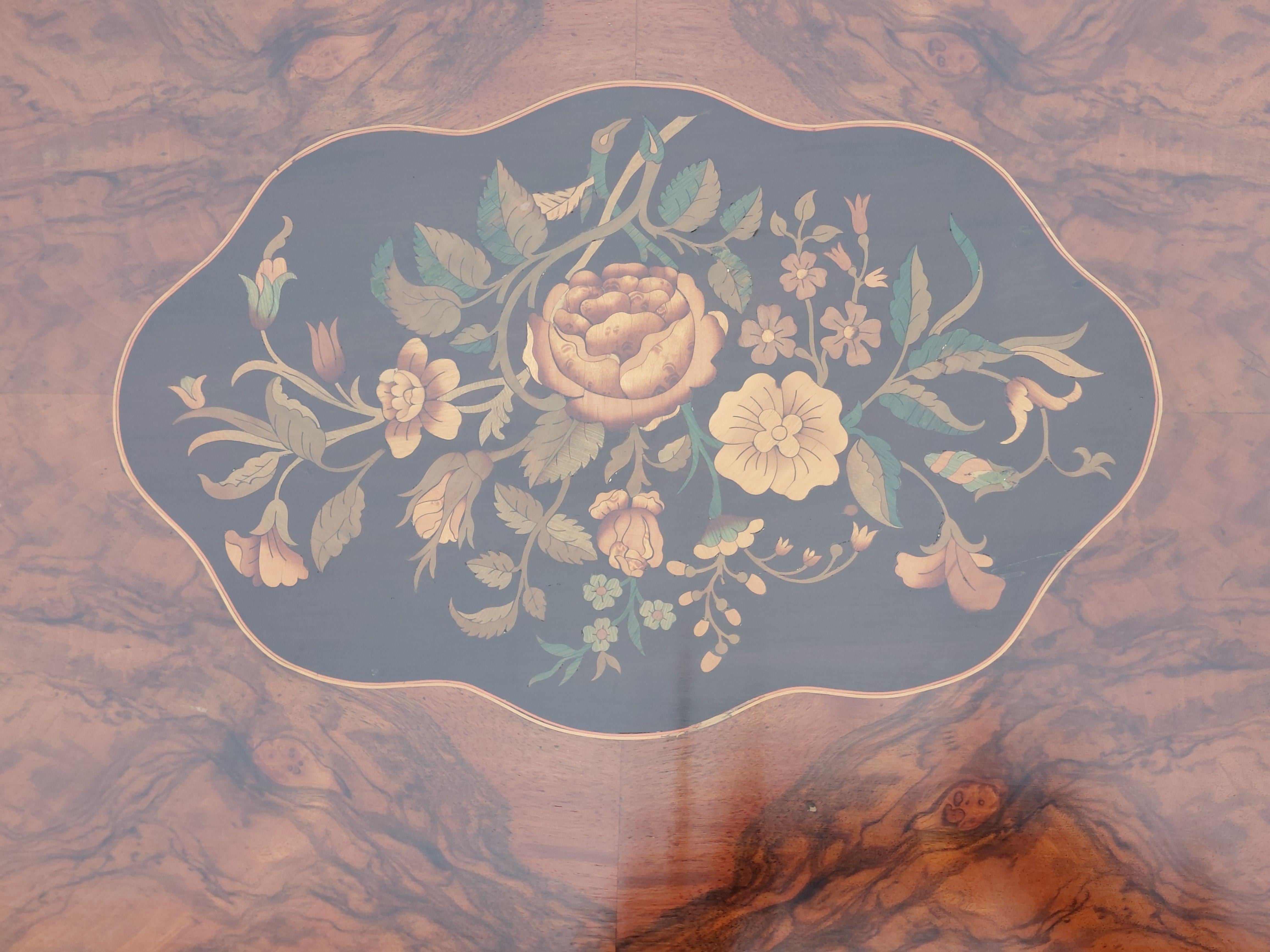 Francese Tavolo francese intarsiato in noce dei primi del Novecento in vendita