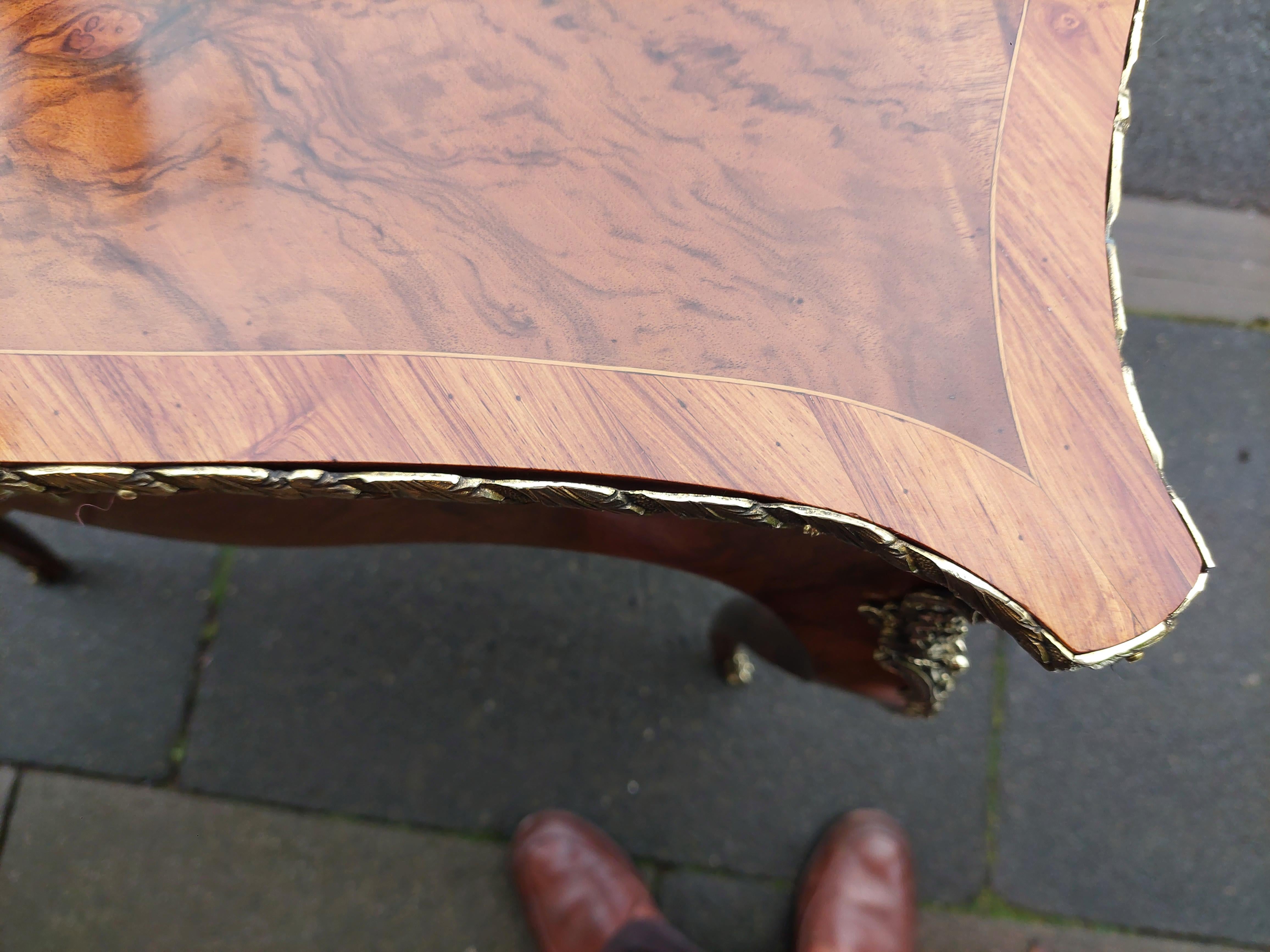 Marqueterie Tavolo francese intarsiato in noce dei primi del Novecento in vendita