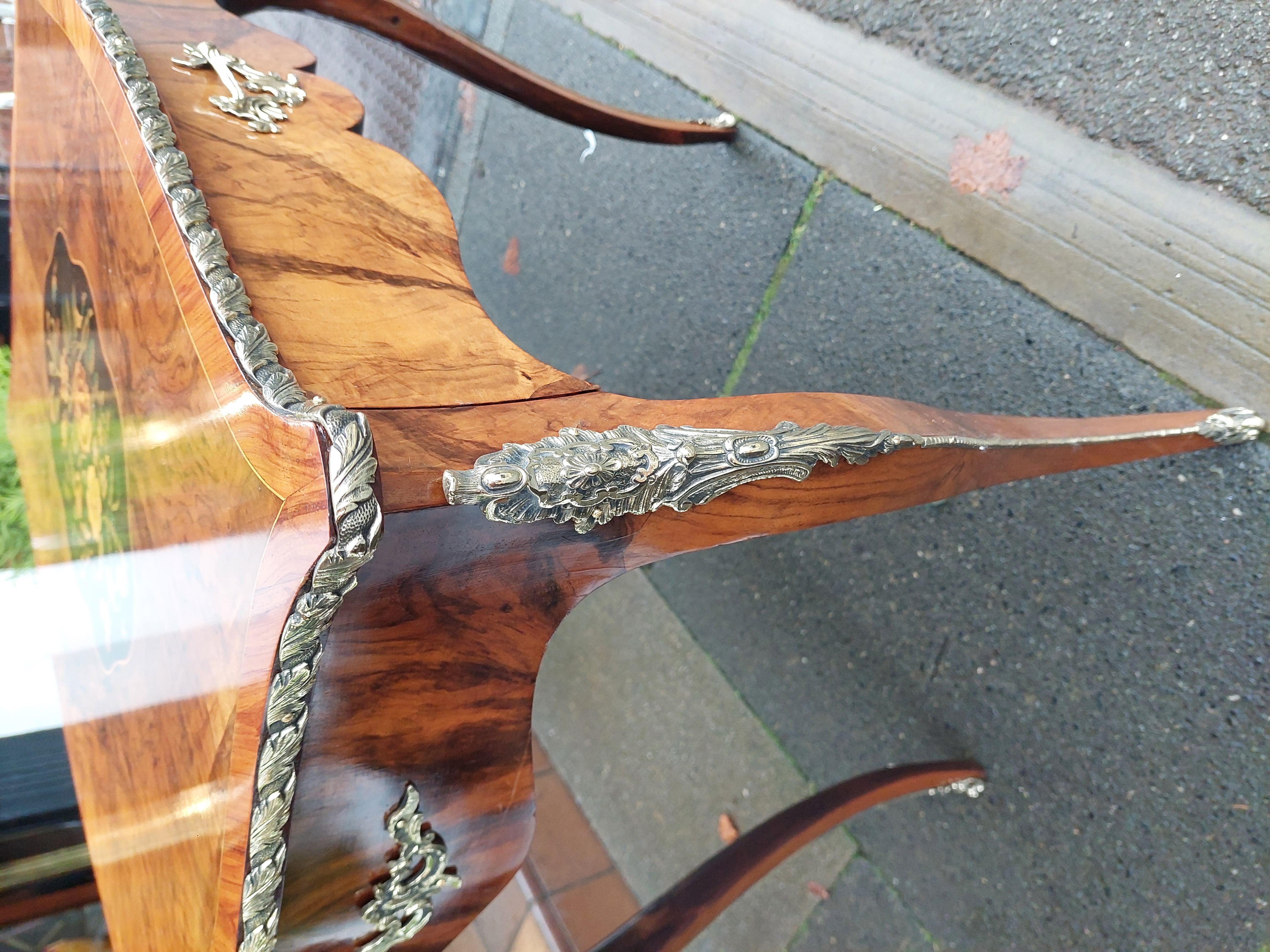 Tavolo francese intarsiato in noce dei primi del Novecento In condizioni buone in vendita a Altrincham, GB