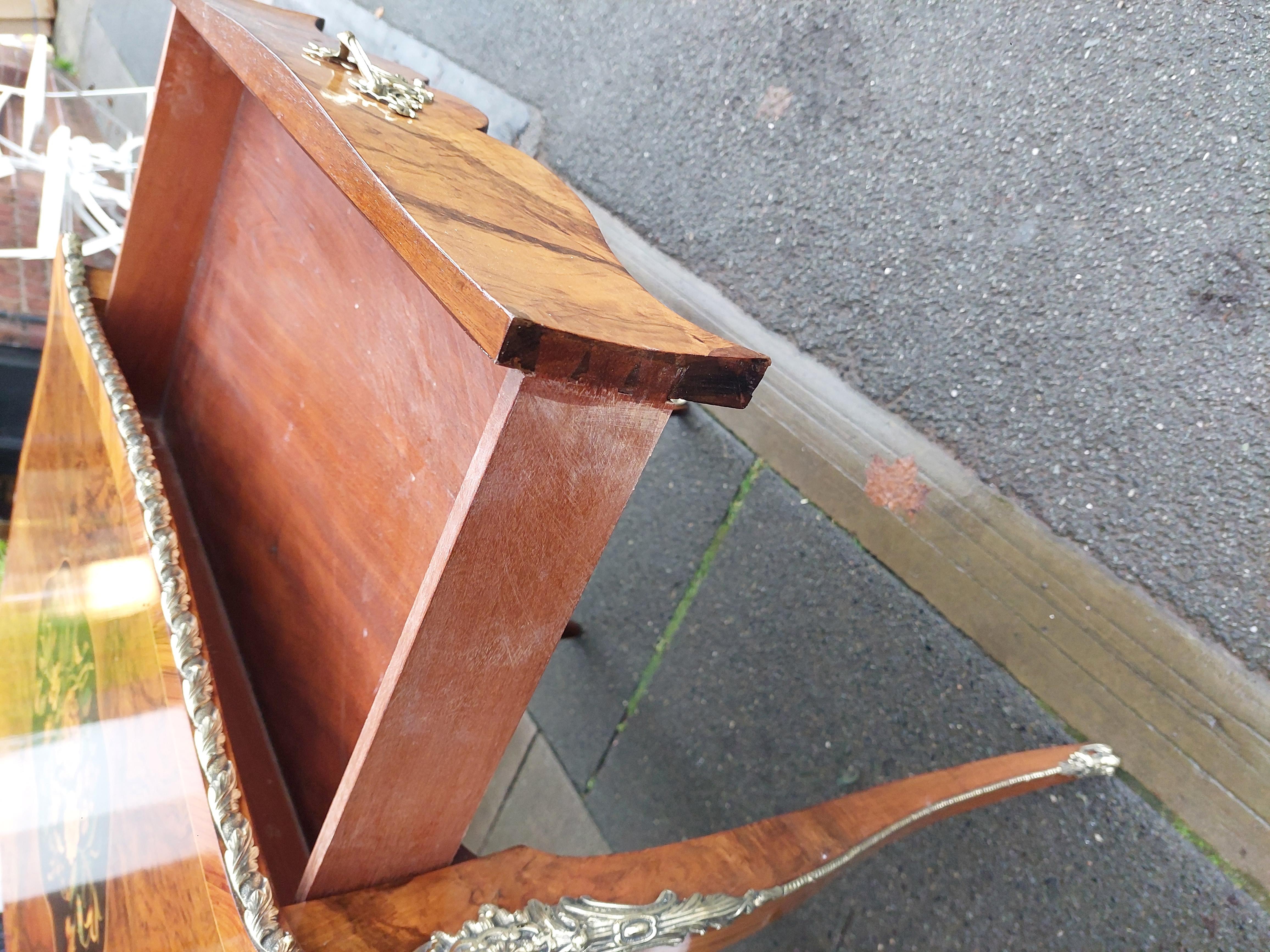 Similoro Tavolo francese intarsiato in noce dei primi del Novecento in vendita