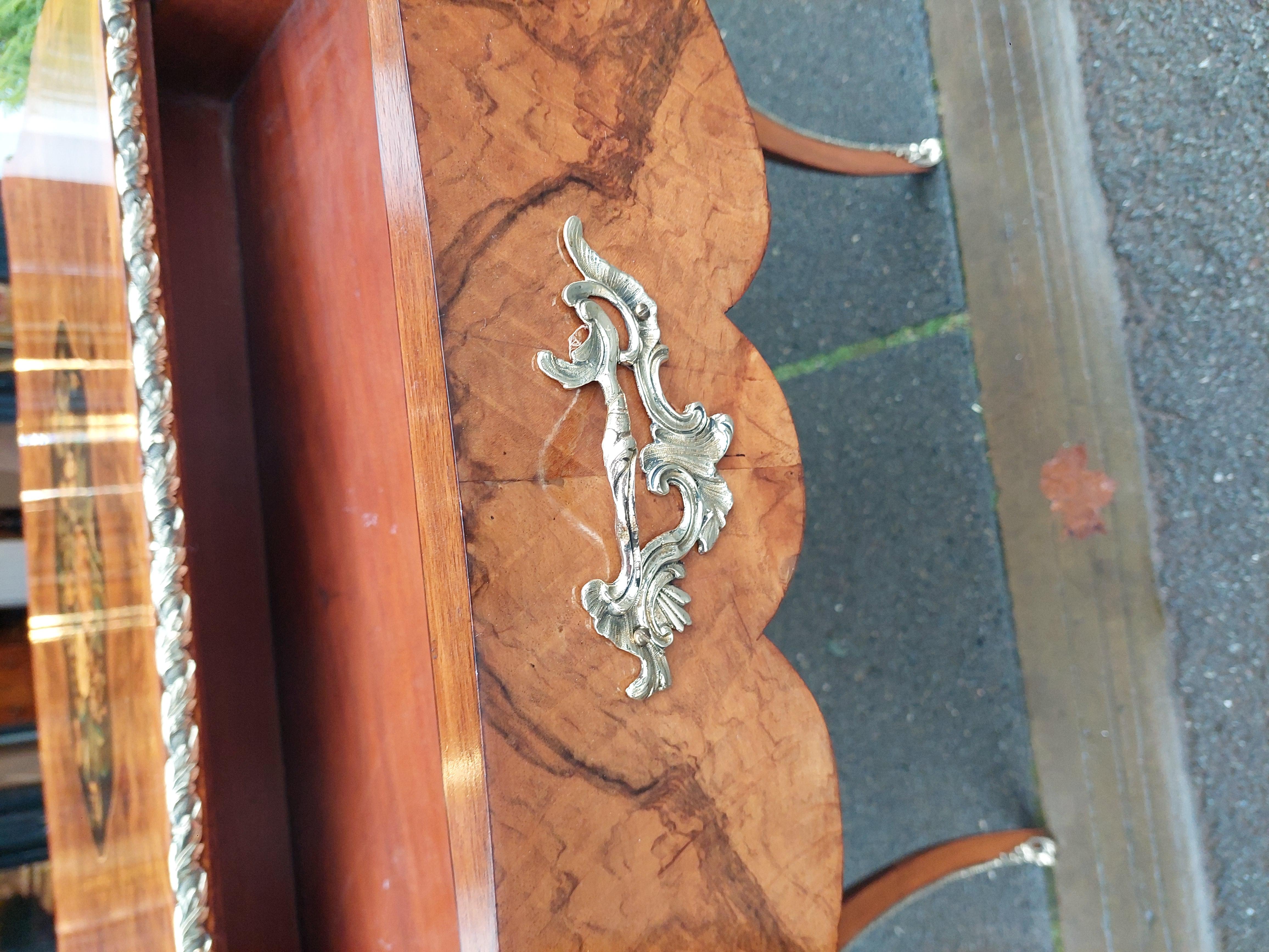 Tavolo francese intarsiato in noce dei primi del Novecento in vendita 1