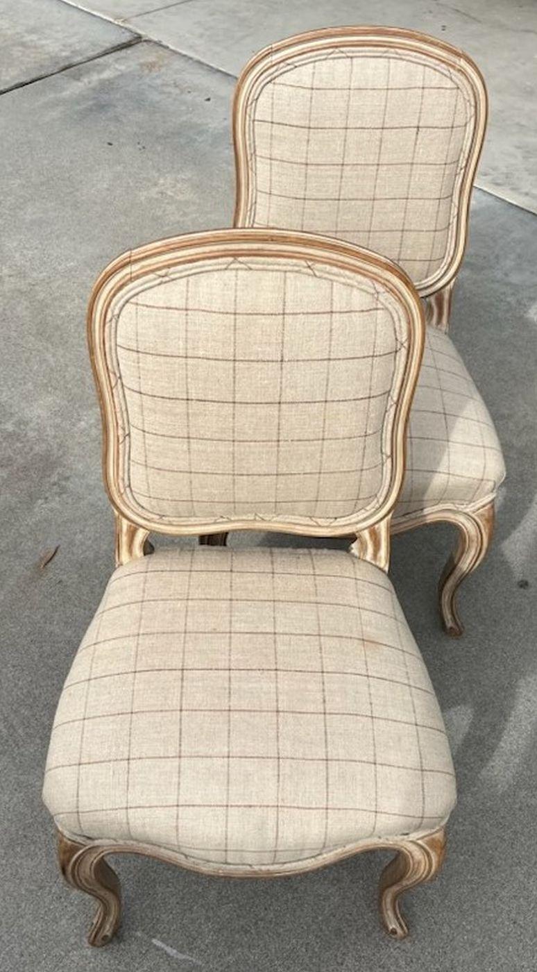 Petites chaises françaises du début du 20ème siècle, recouvertes d'un fin lin à carreaux. La finition est une surface peinte d'origine, lavée à la chaux. Les chaises sont très robustes et solides. Elles conviennent parfaitement à une jeune fille, un