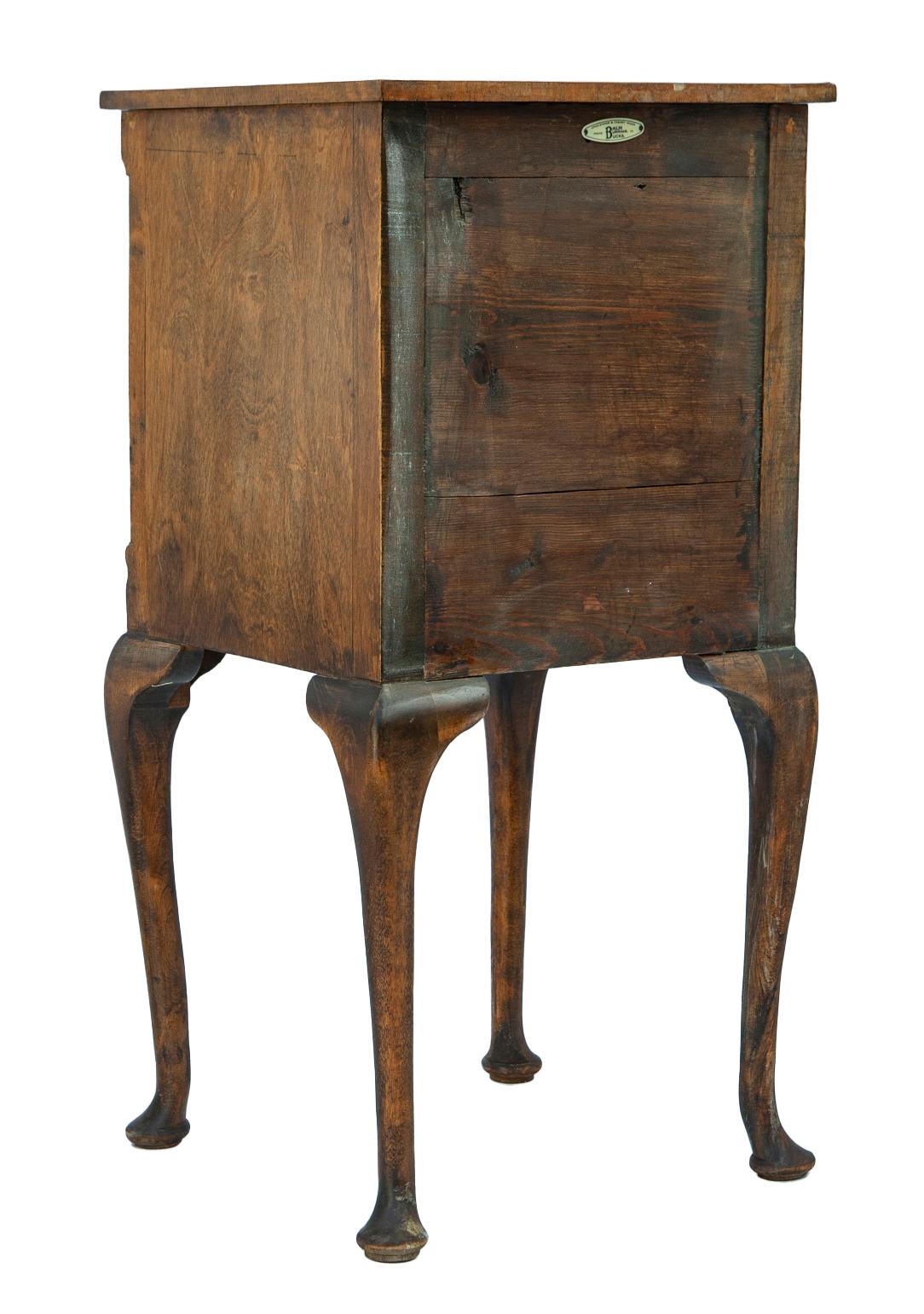 Ottone Comodino in noce francese dei primi del Novecento in vendita