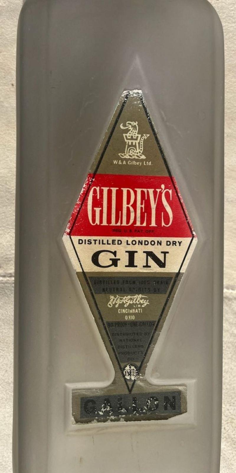 Diese monumentale Gilbey's Gin-Flasche in Handels- oder Bargröße. Es könnte auch eine Balkenanzeige gewesen sein.