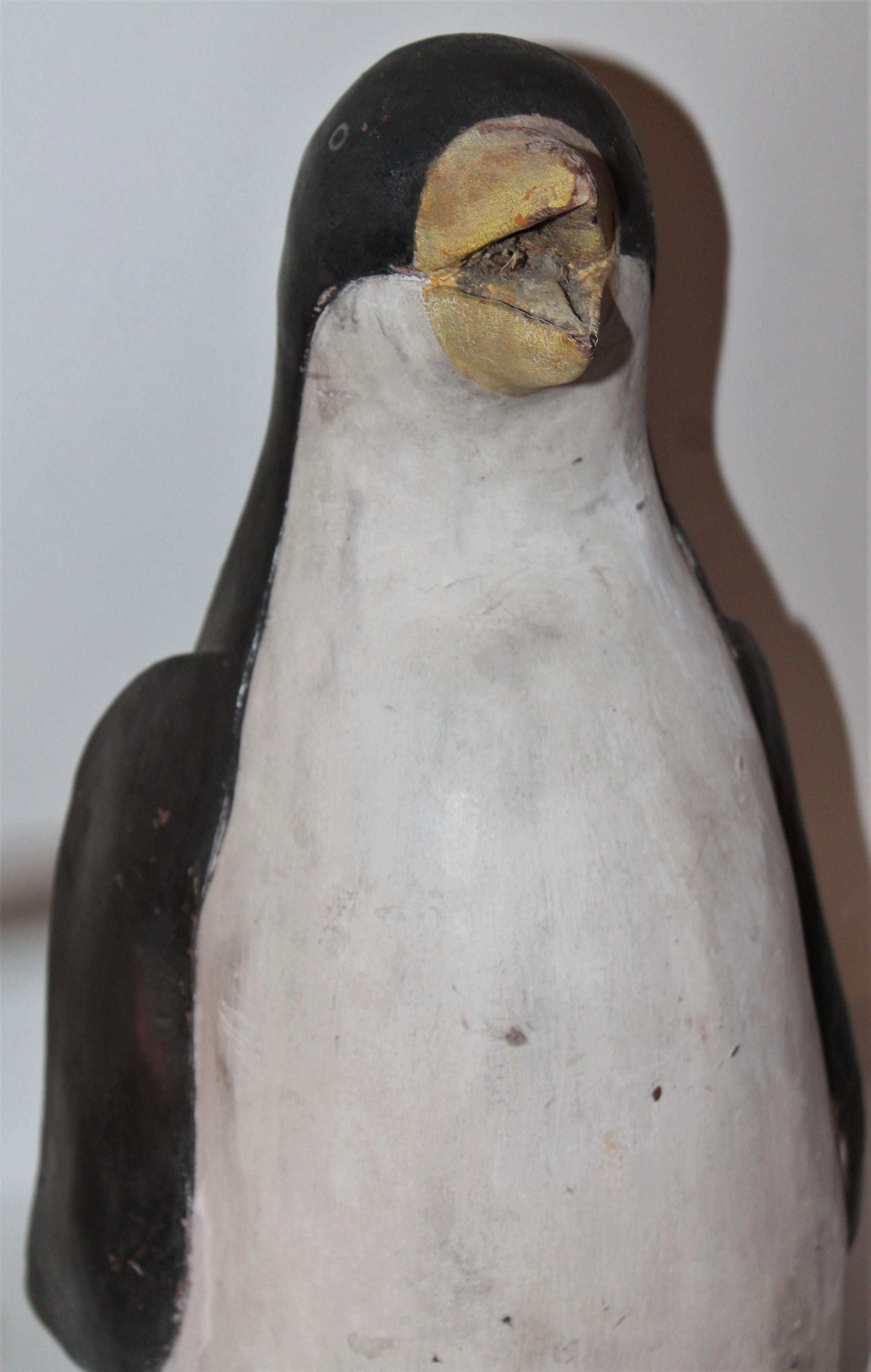 Handgeschnitzter und bemalter Pinguin aus dem frühen 20 im Zustand „Starke Gebrauchsspuren“ in Los Angeles, CA