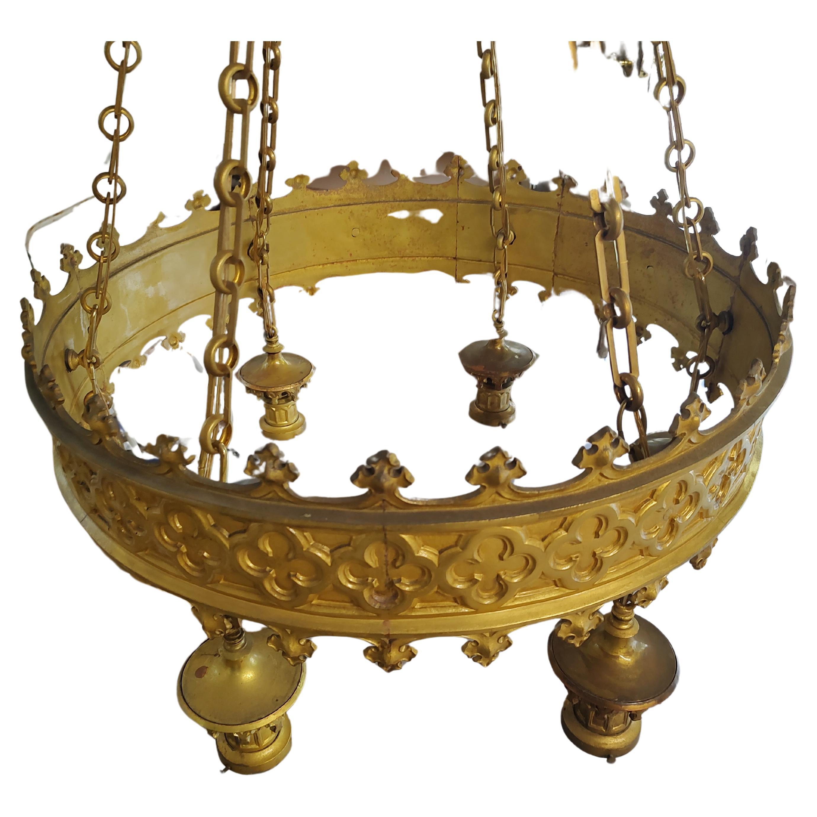 Grande lampadario in ottone dorato in stile gotico dei primi del Novecento Lampada da teatro restaurata