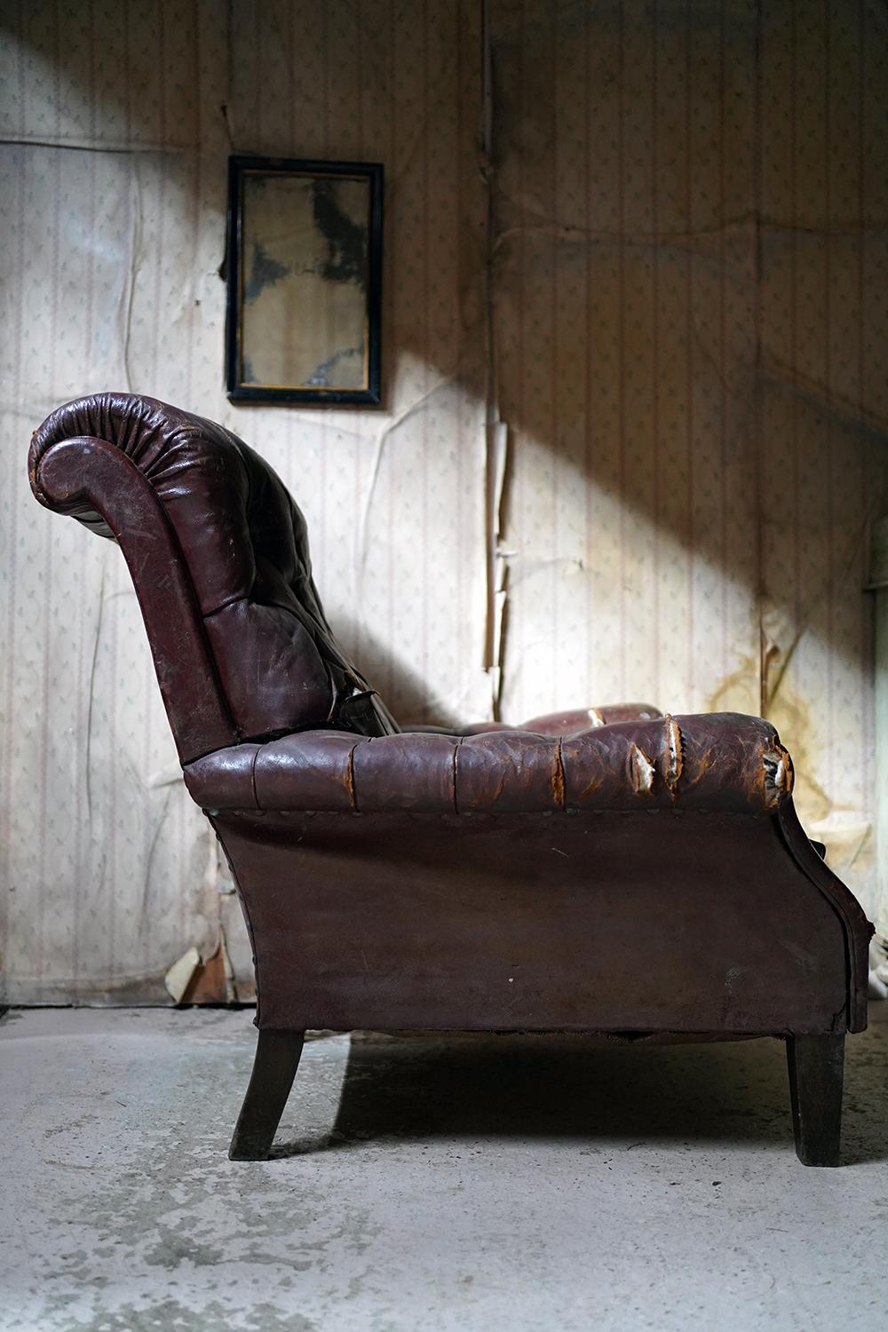 Early 20thC Leather Button-Back Club Armchair c.1915, Kentwell Hall In Fair Condition For Sale In Bedford, Bedfordshire