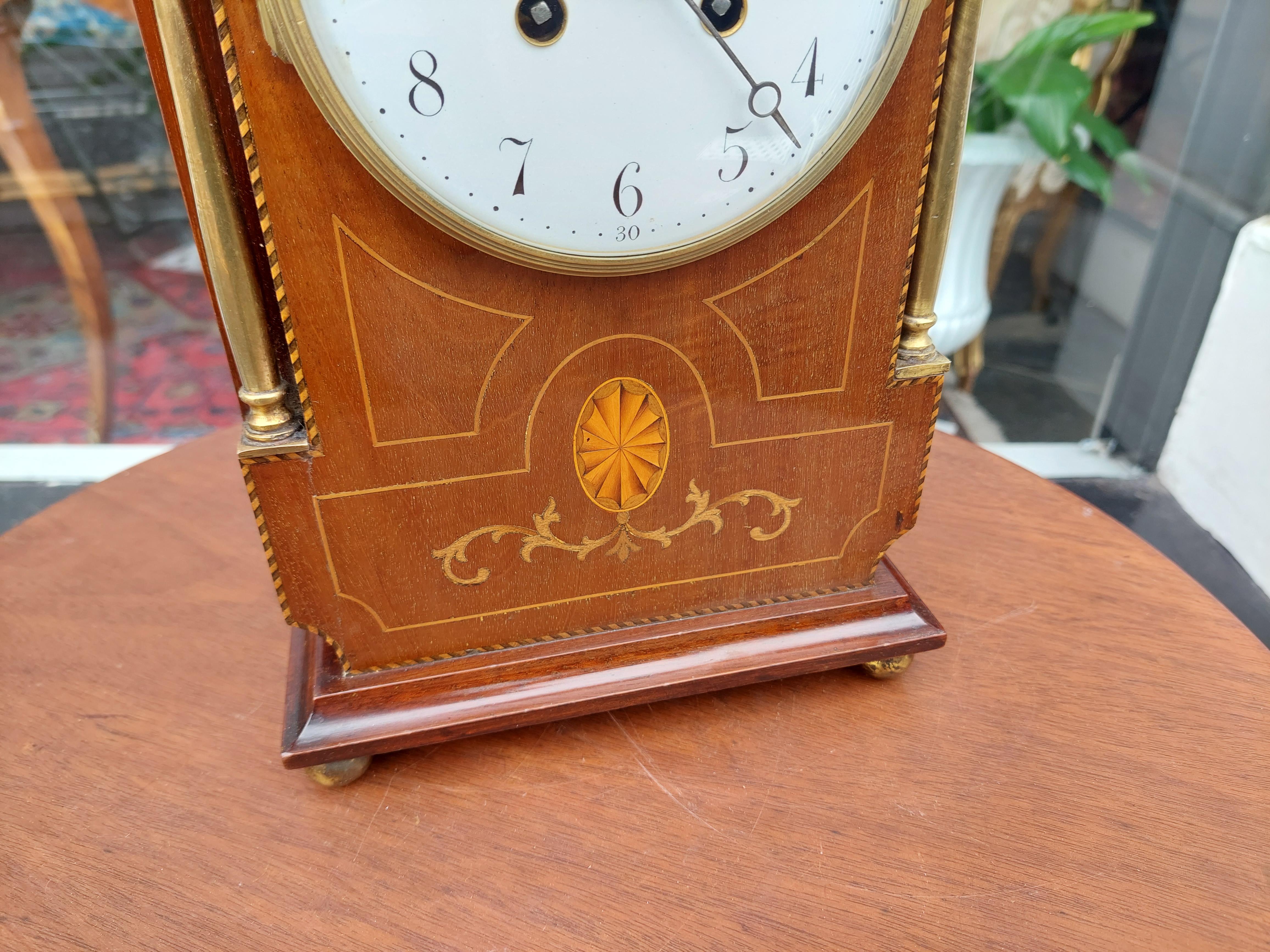 Early 20thC Mahogany and Boxwood Inlaid Mantel Clock the case with brass pillared arch top and fine inlaid decoration enclosing a 5.5