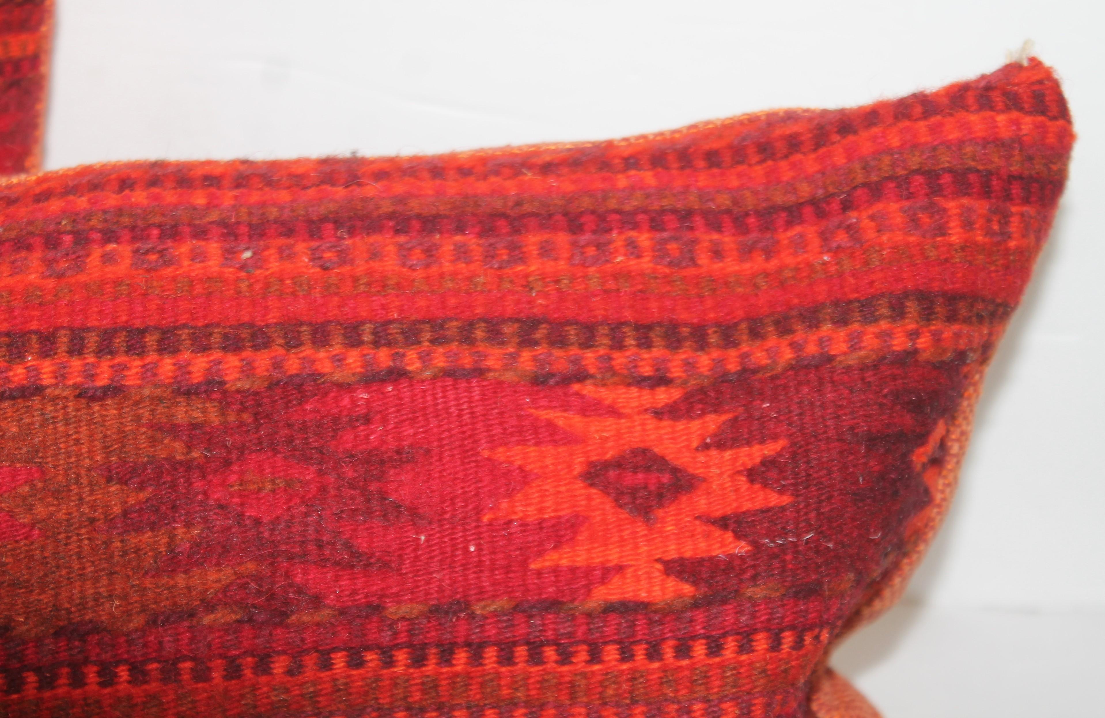 Questi raffinati cuscini tessuti a mano in stile Mexican Indian sono caratterizzati da incredibili colori rossi e arancioni e hanno il retro in lino rosso. Imbottito di piumino e piume. Venduto in coppia.